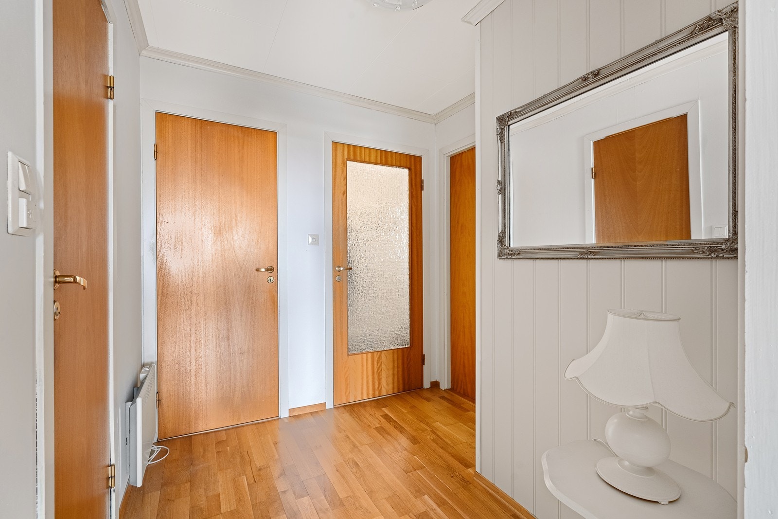 Fra den romslige gangen er det adkomst til boligens øvrige rom. Galleribilde