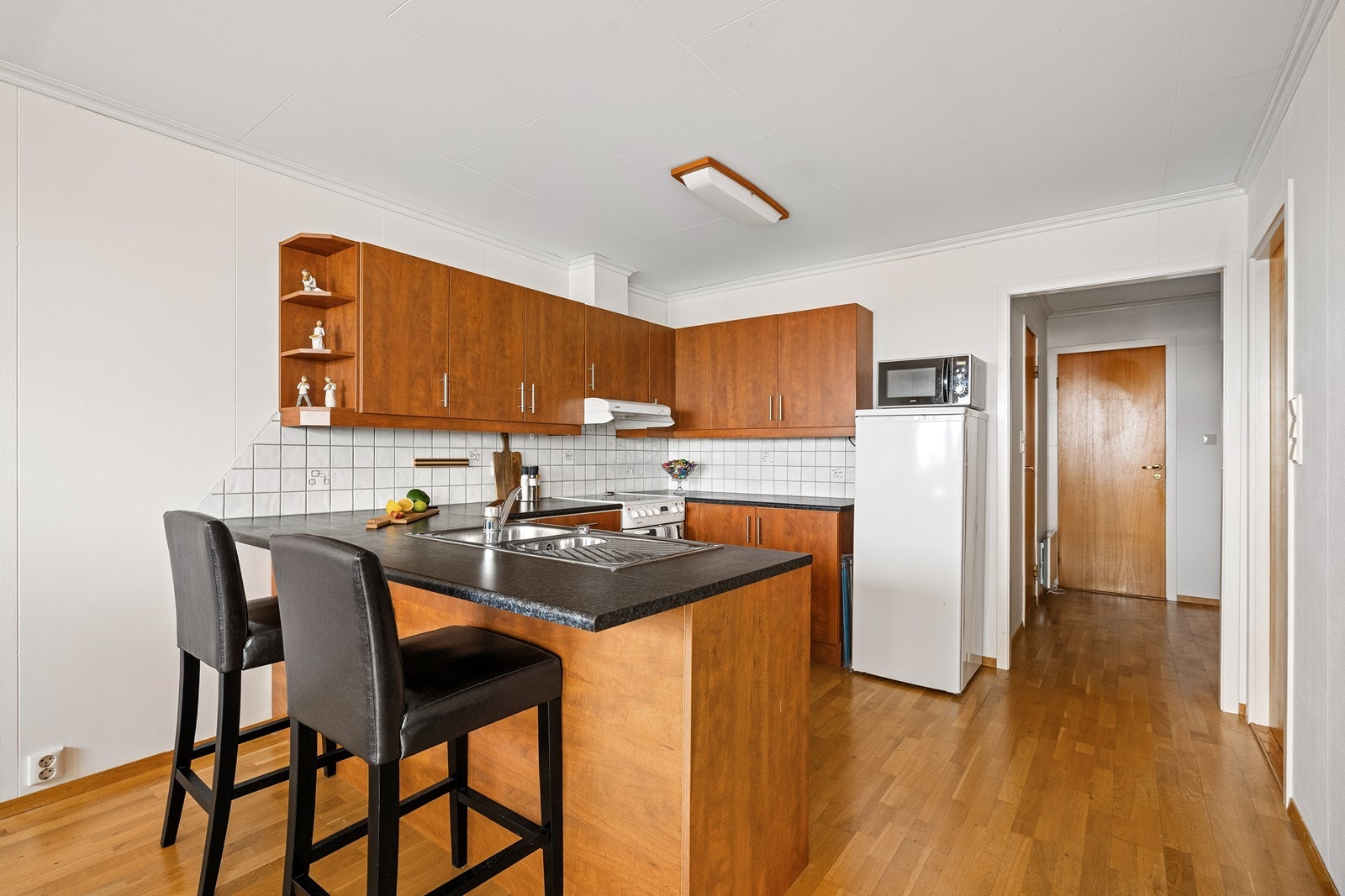 Praktisk barløsning som skaper et naturlig samlingspunkt og en perfekt plass for raske måltider. Galleribilde