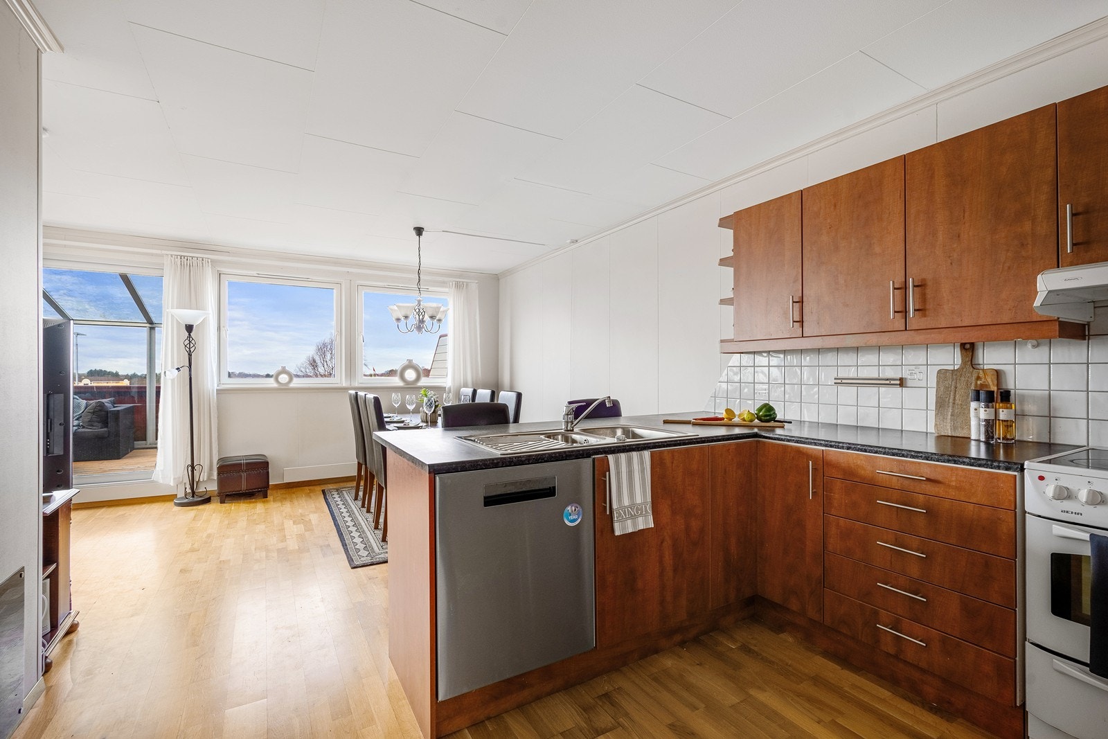 Planløsningen gir god plass til stort spisebord. Galleribilde