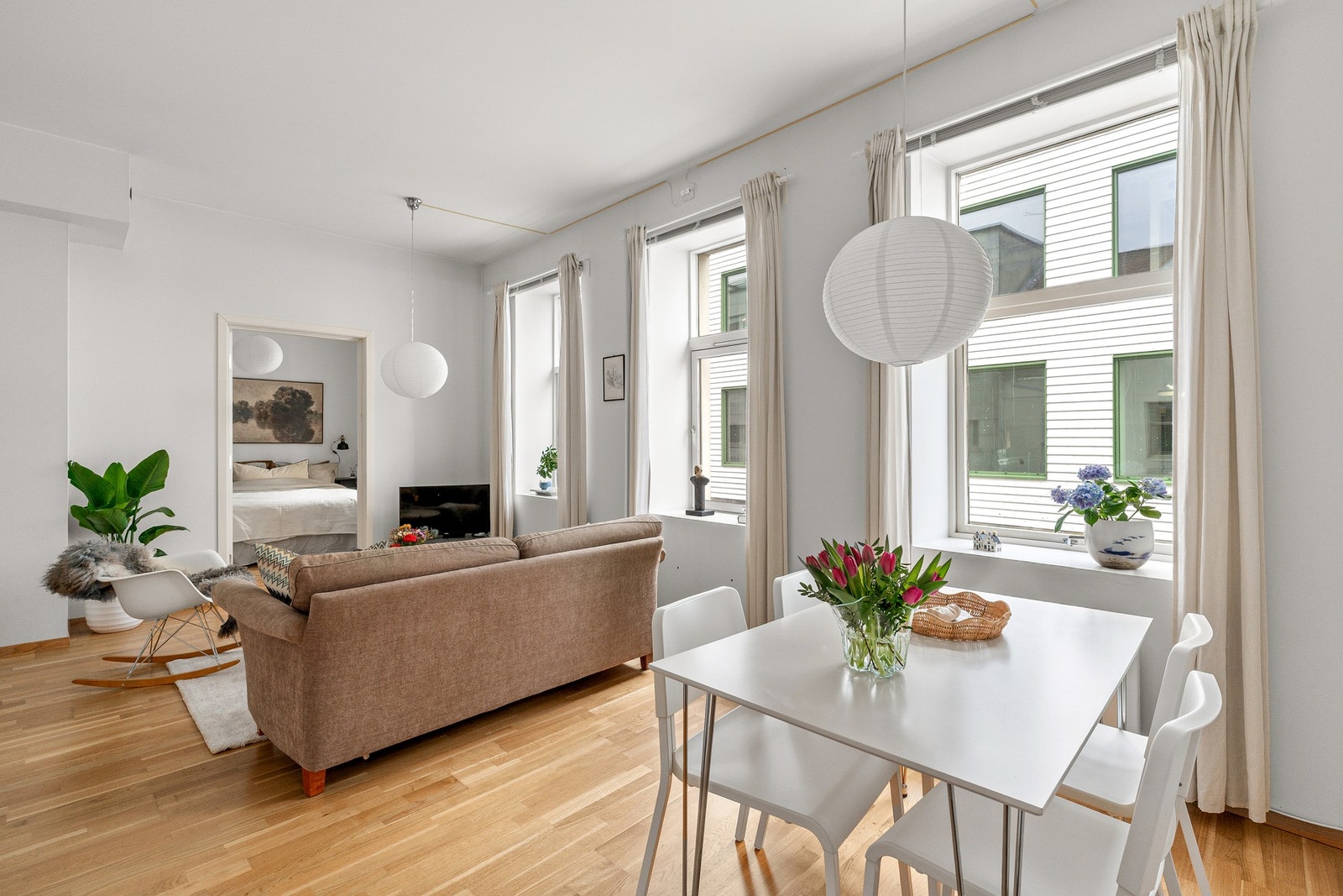 Leiligheten byr på store vindusflater med rikelig lysinnslipp og hele 2,9m takhøyde Galleribilde