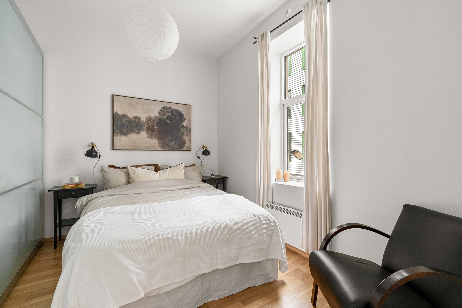 Soverommet er av god størrelse og byr på skyvedørsgarderobe Galleribilde