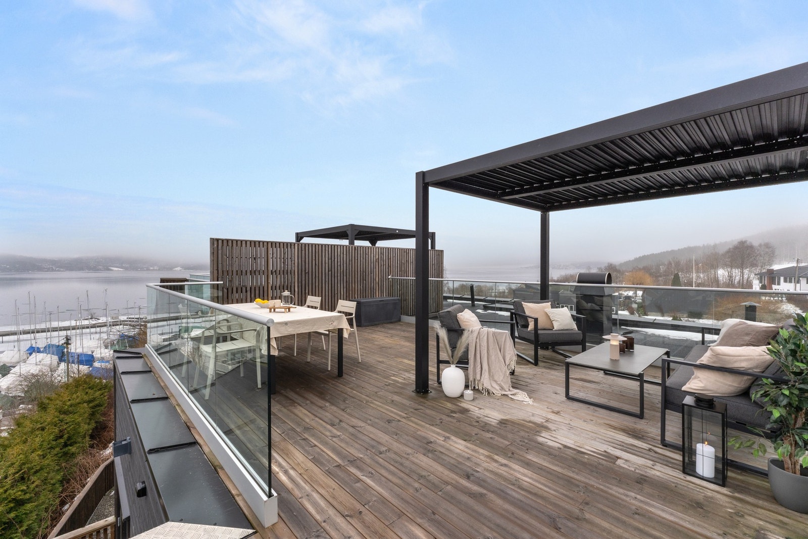Stor takterrasse med god plass til både spisegruppe og sittegruppe. Galleribilde