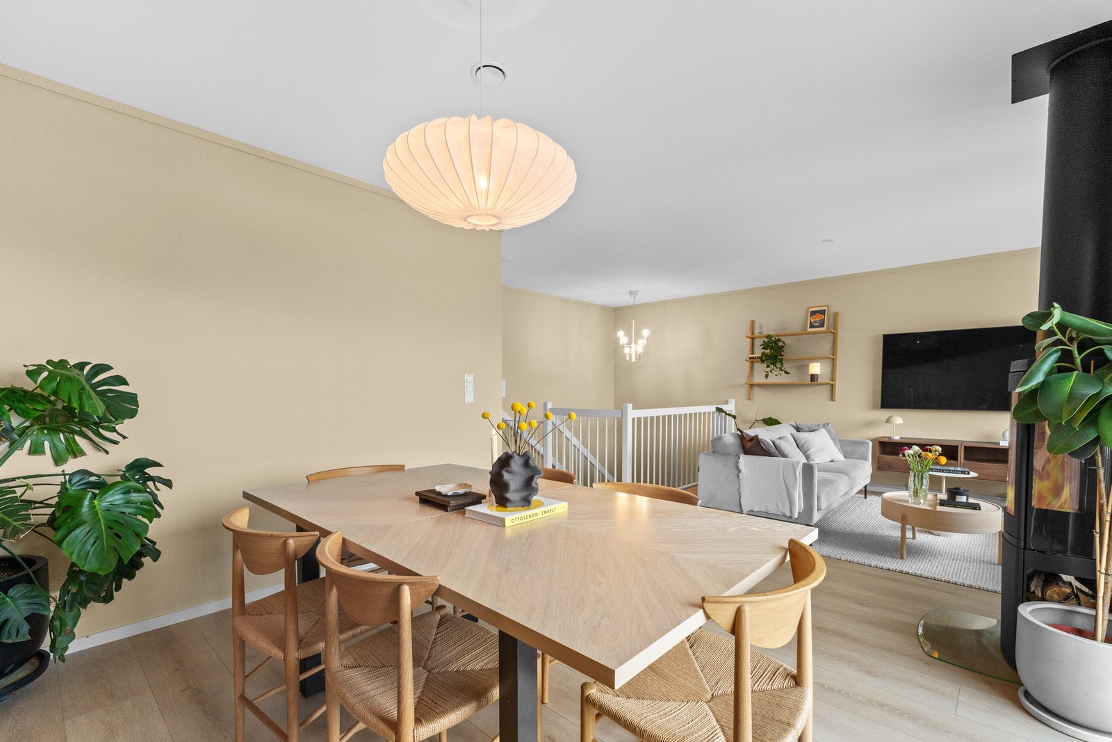 Spisestue med god plass til spisebord, perfekt for både hverdagsmåltider og hyggelige sammenkomster. Galleribilde