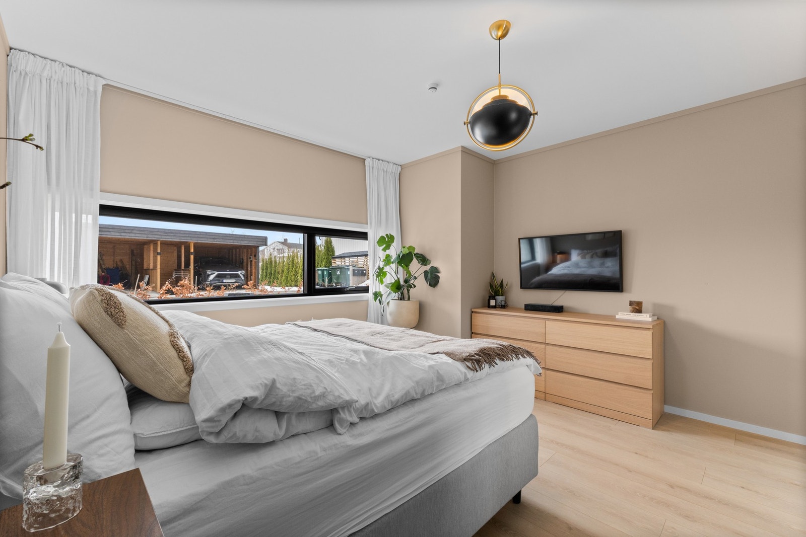 Romslig soverom med god plass til dobbeltseng og kommode, samt vindu som slipper inn naturlig lys. Galleribilde