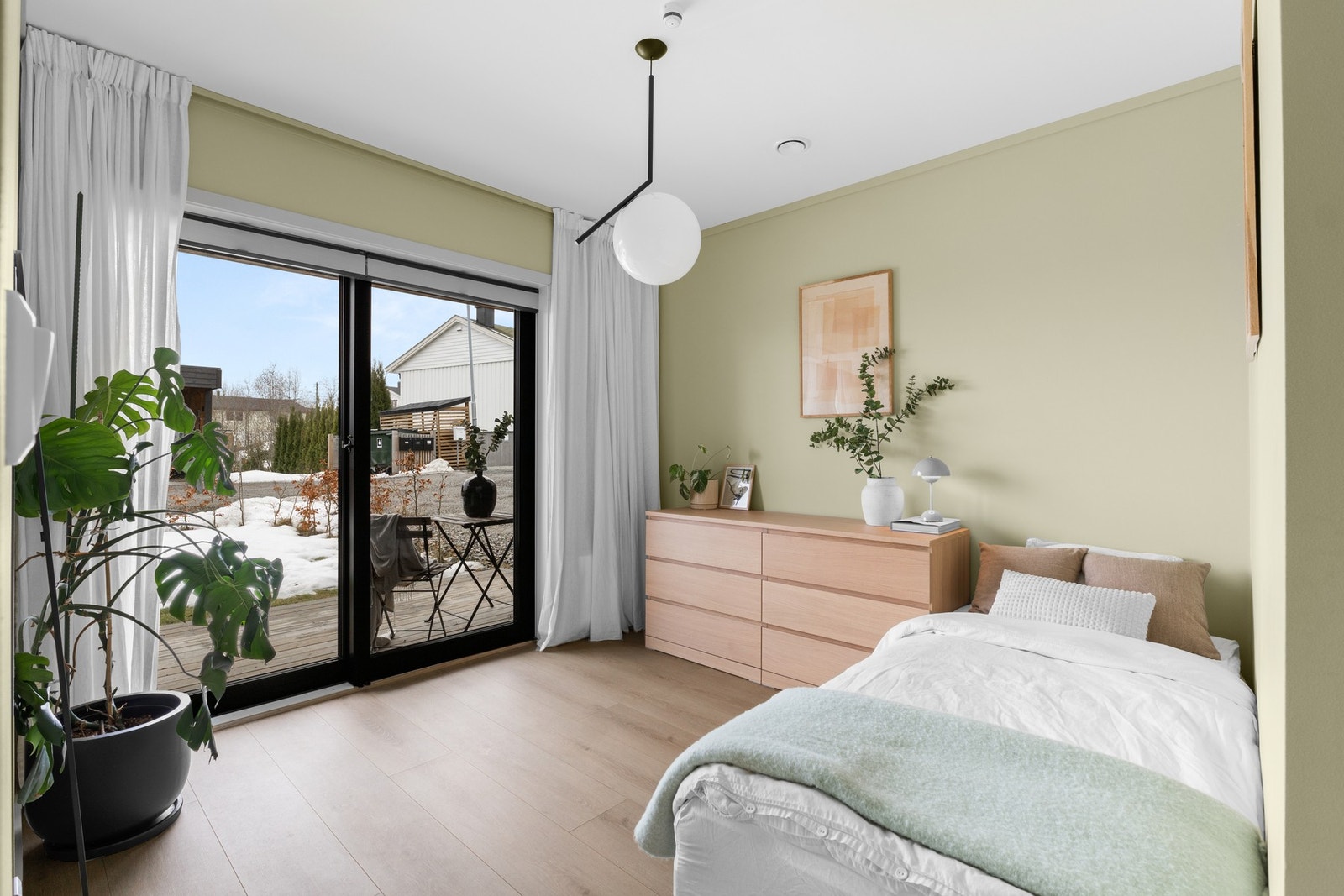 Soverom med utgang til uteområde via store skyvedører i glass, som gir godt med lysinnslipp. Galleribilde