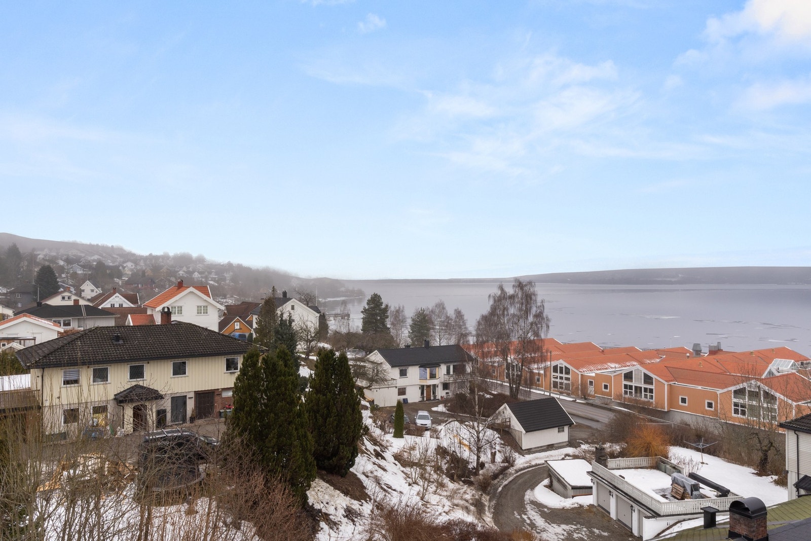 Utsikt over nærområdet og fjorden fra terrassen. Galleribilde