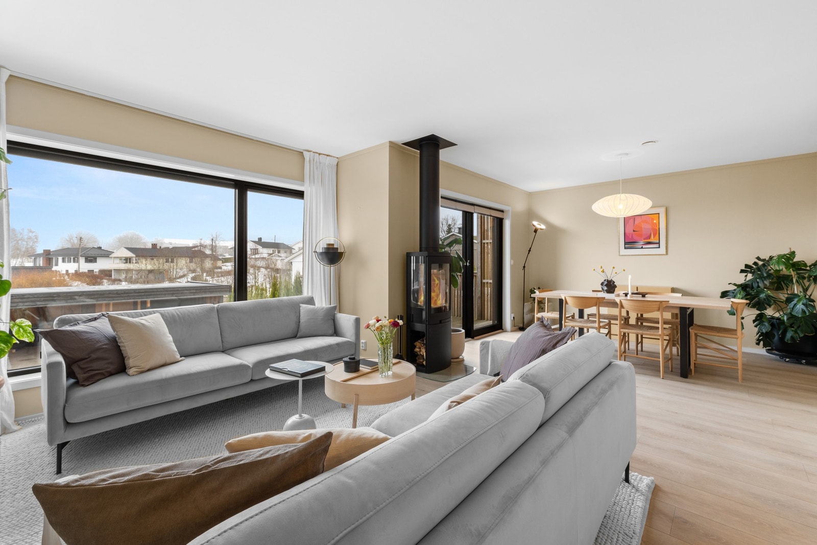Houssam Ben Zrelli v/EIE Eiendomsmegling har gleden av å presentere Lilleløkka 17D - moderne bolig fra 2021 med flott takterrasse og fjordutsikt. (Foto: Oh Shots). Galleribilde