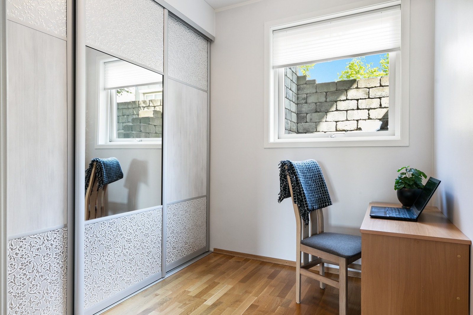 Ett av soverommene har plassbygget skyvedørsgarderobe. Galleribilde