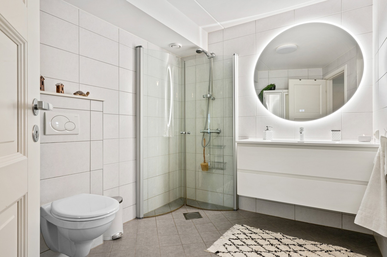 Badet er oppgradert med ny innredning og nytt speil med belysning. Galleribilde