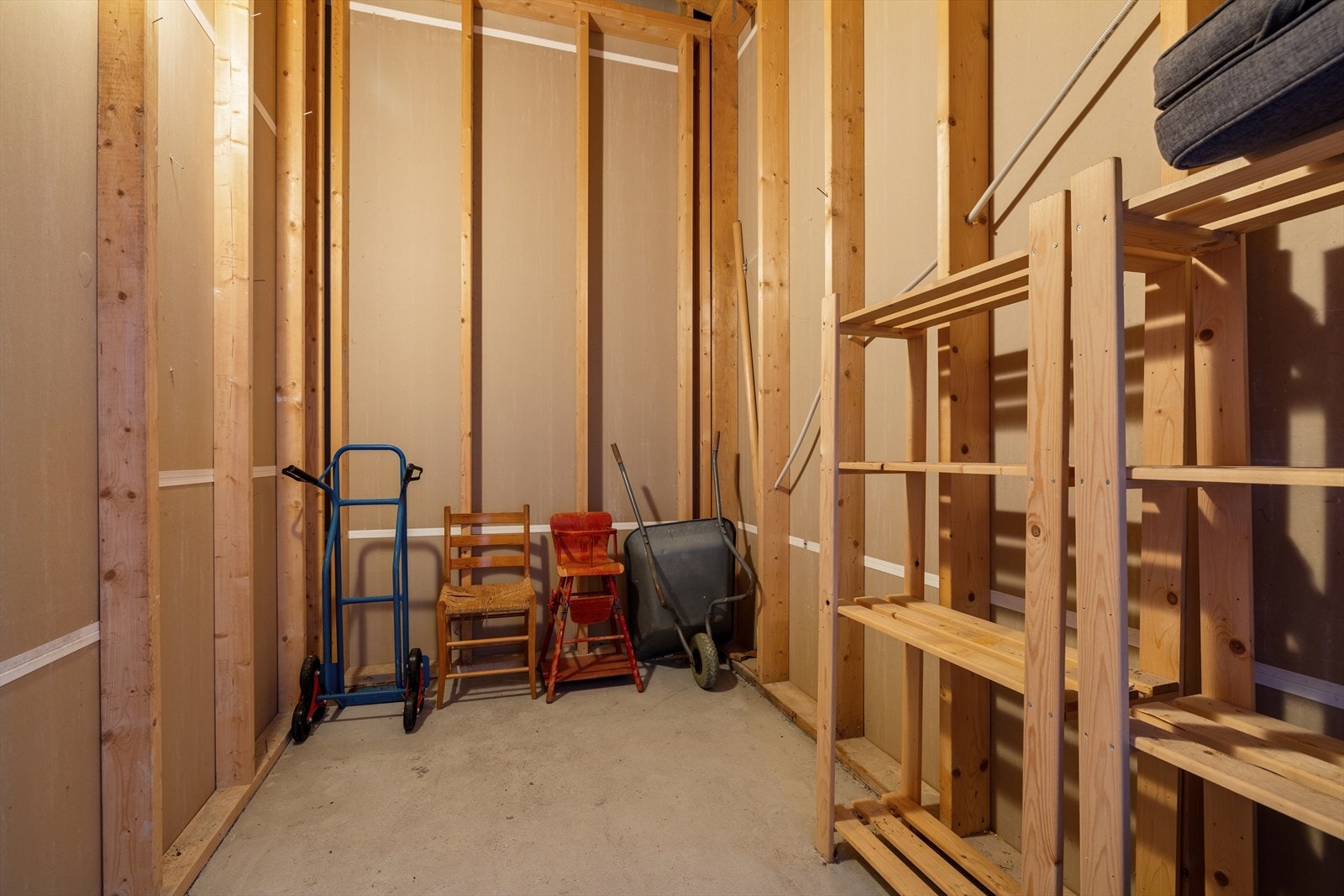 Praktisk utvendig bod med lagringsplass for diverse utstyr. Galleribilde