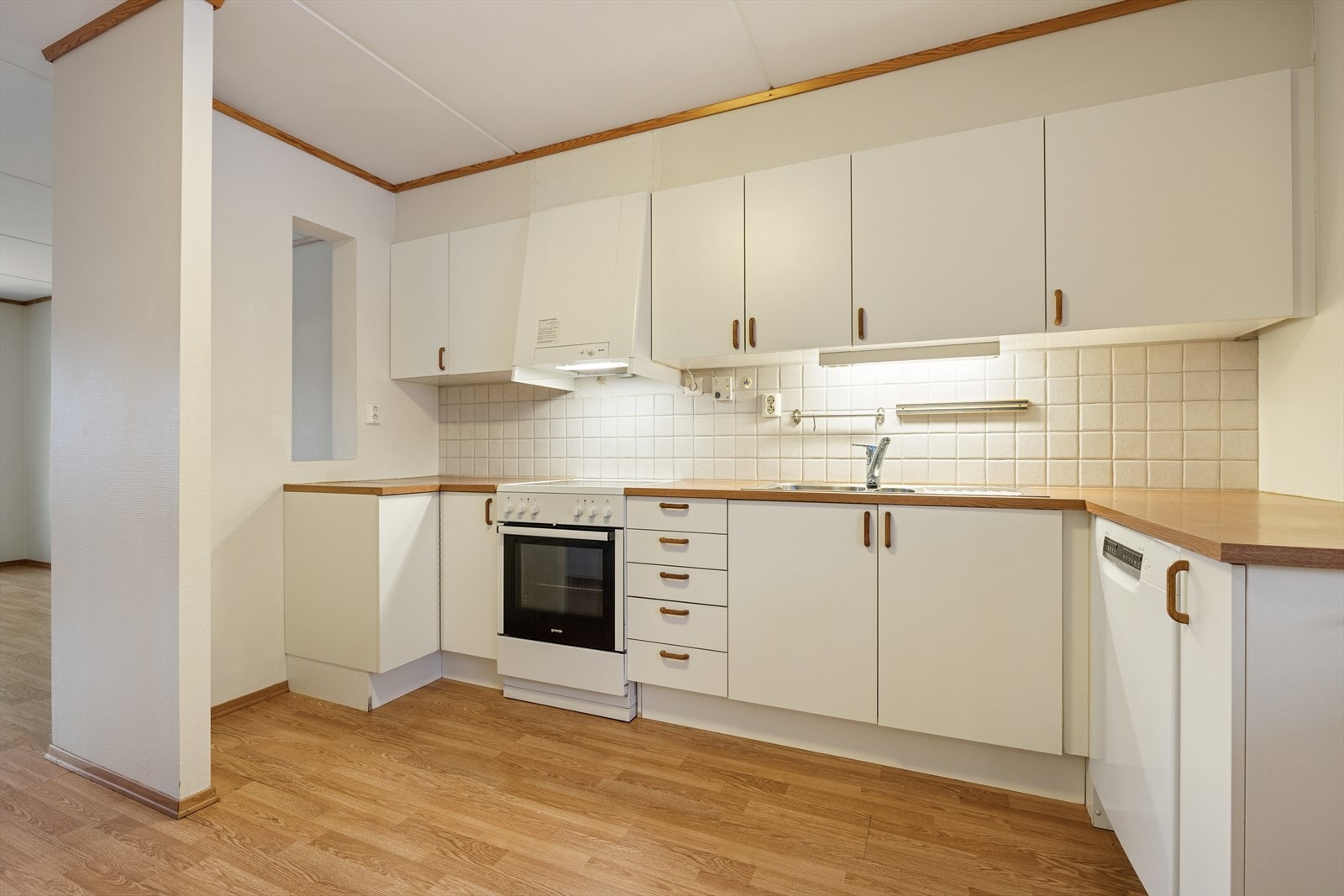 I innredningen er det plass for frittstående komfyr, oppvaskmaskin og kjøl/frys. Galleribilde