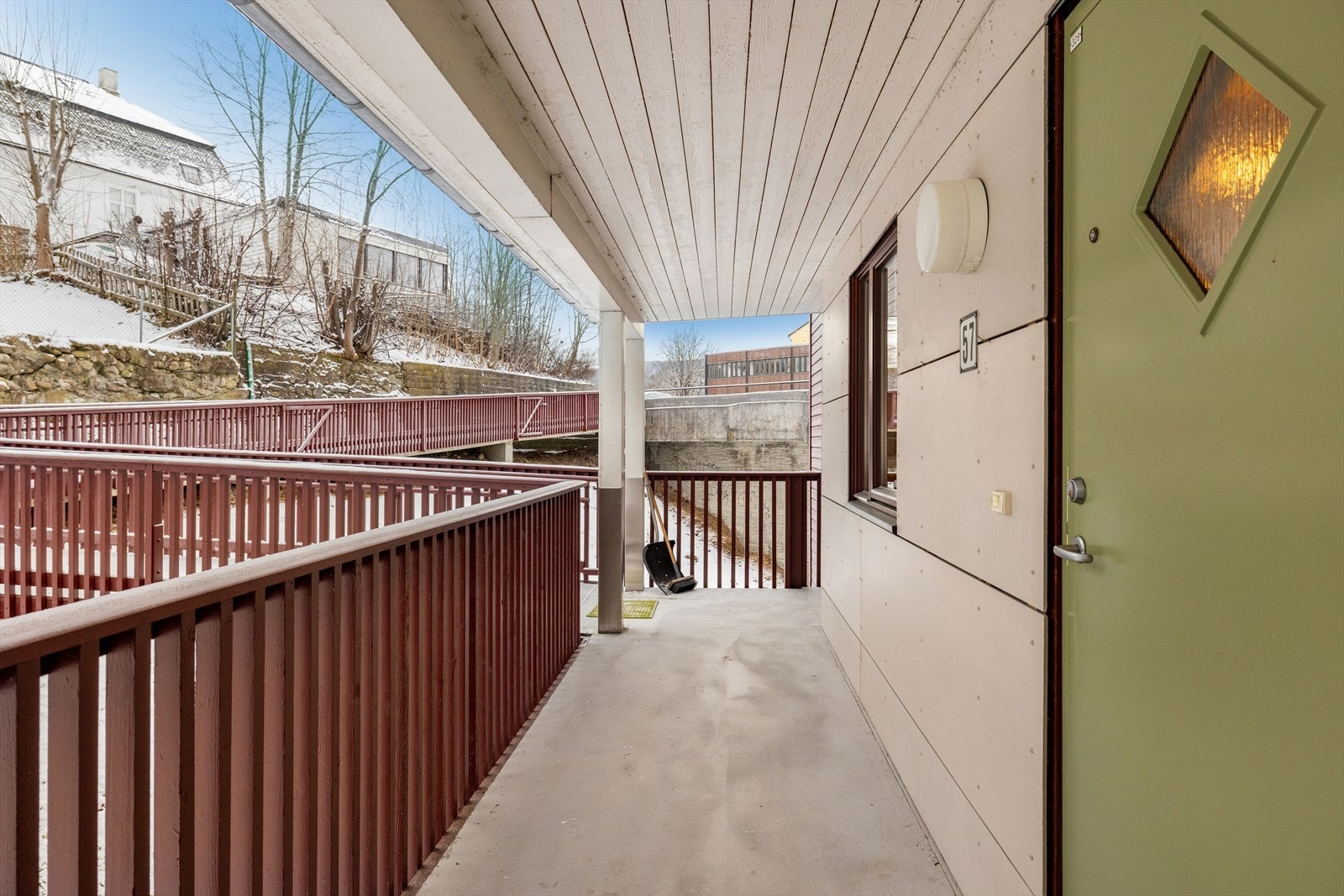 Et hyggelig overbygget inngangsparti ønsker deg hjertelig velkommen hjem. Galleribilde