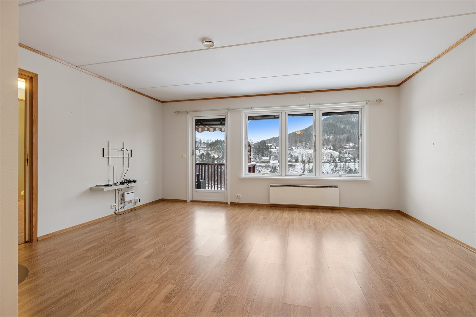 Vi beveger oss videre inn i en lys og innbydende stue med gode vindusflater. Galleribilde