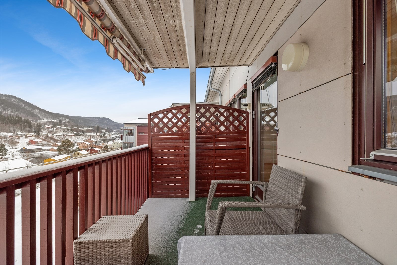 Fra stuen er det videre utgang til en flott overbygget balkong. Galleribilde