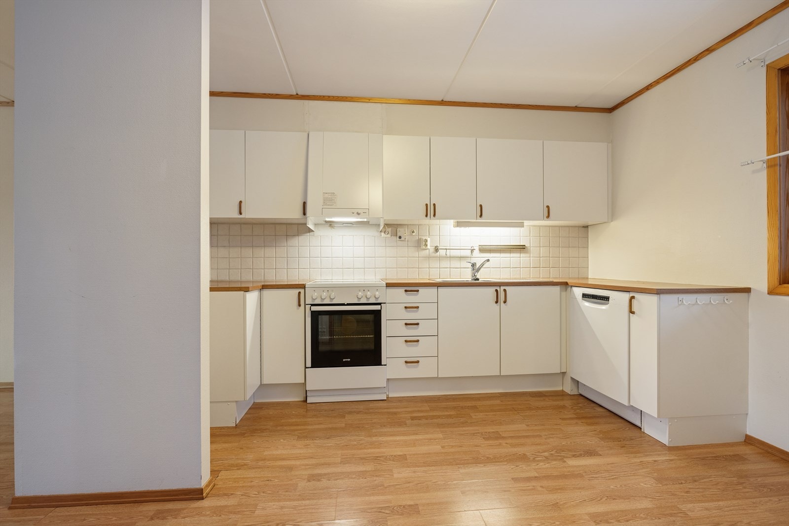 Her har en alt en måtte trenge av skap-, skuff- og benkeplass. Galleribilde