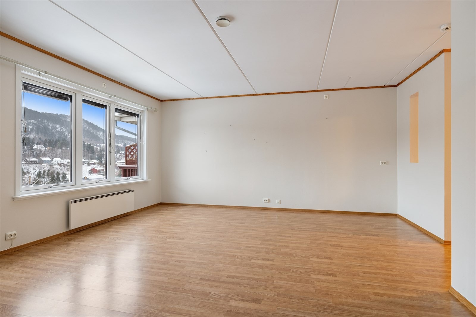 Stuen fremstår som romslig og byr på plass for både sofakrok og spisegruppe. Galleribilde