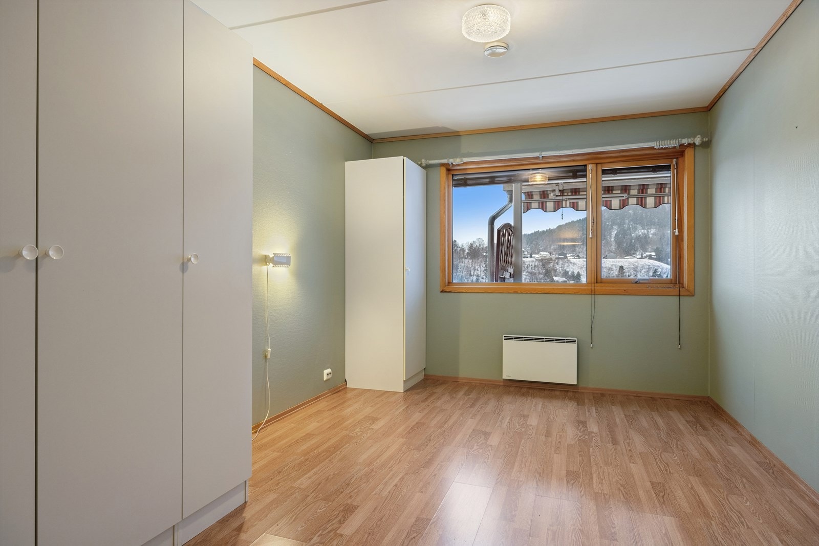 Her er det god plass for dobbeltseng, nattbord og gode garderobeløsninger. Galleribilde