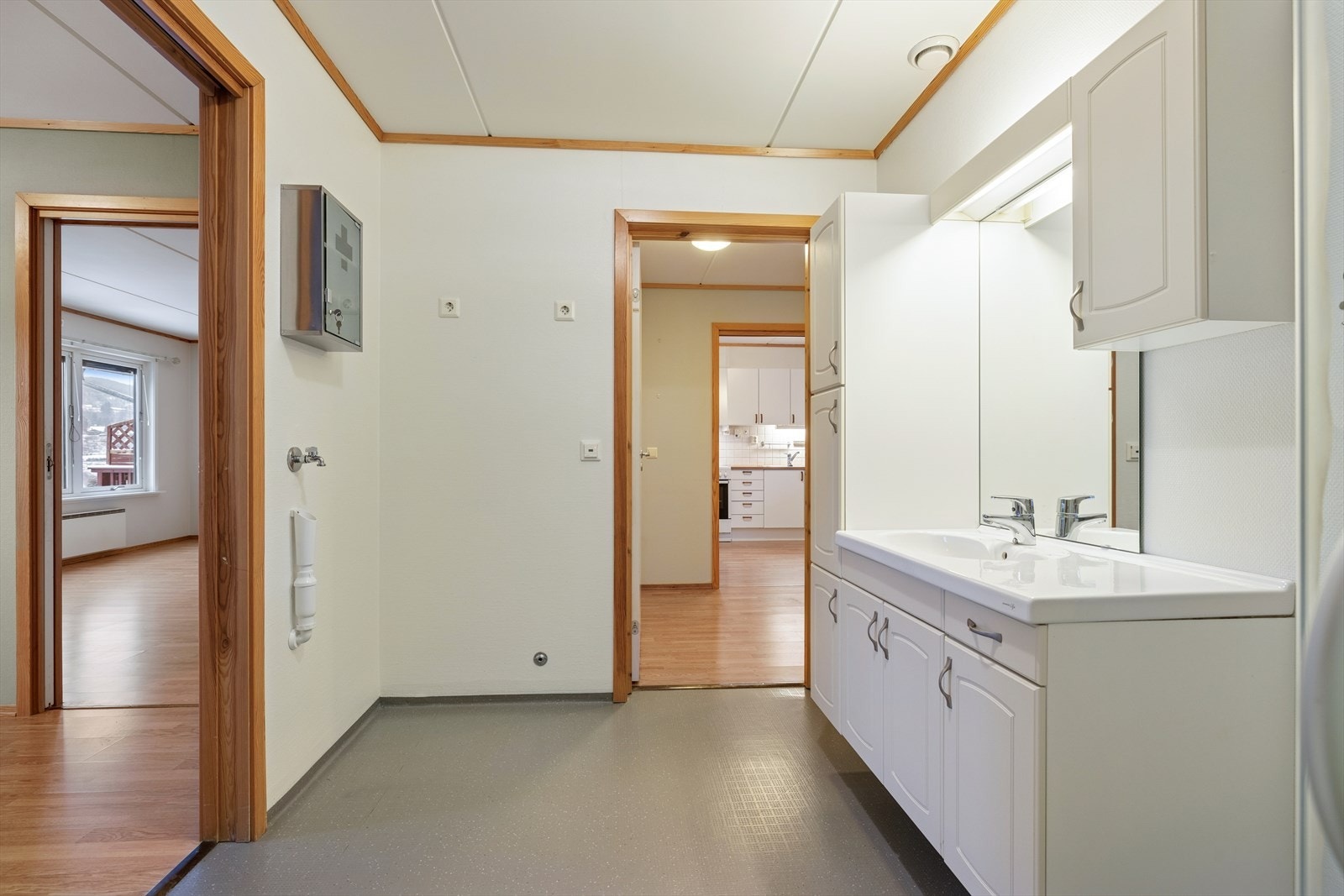 Direkte adkomst til bad via entré og hovedsoverom. Galleribilde