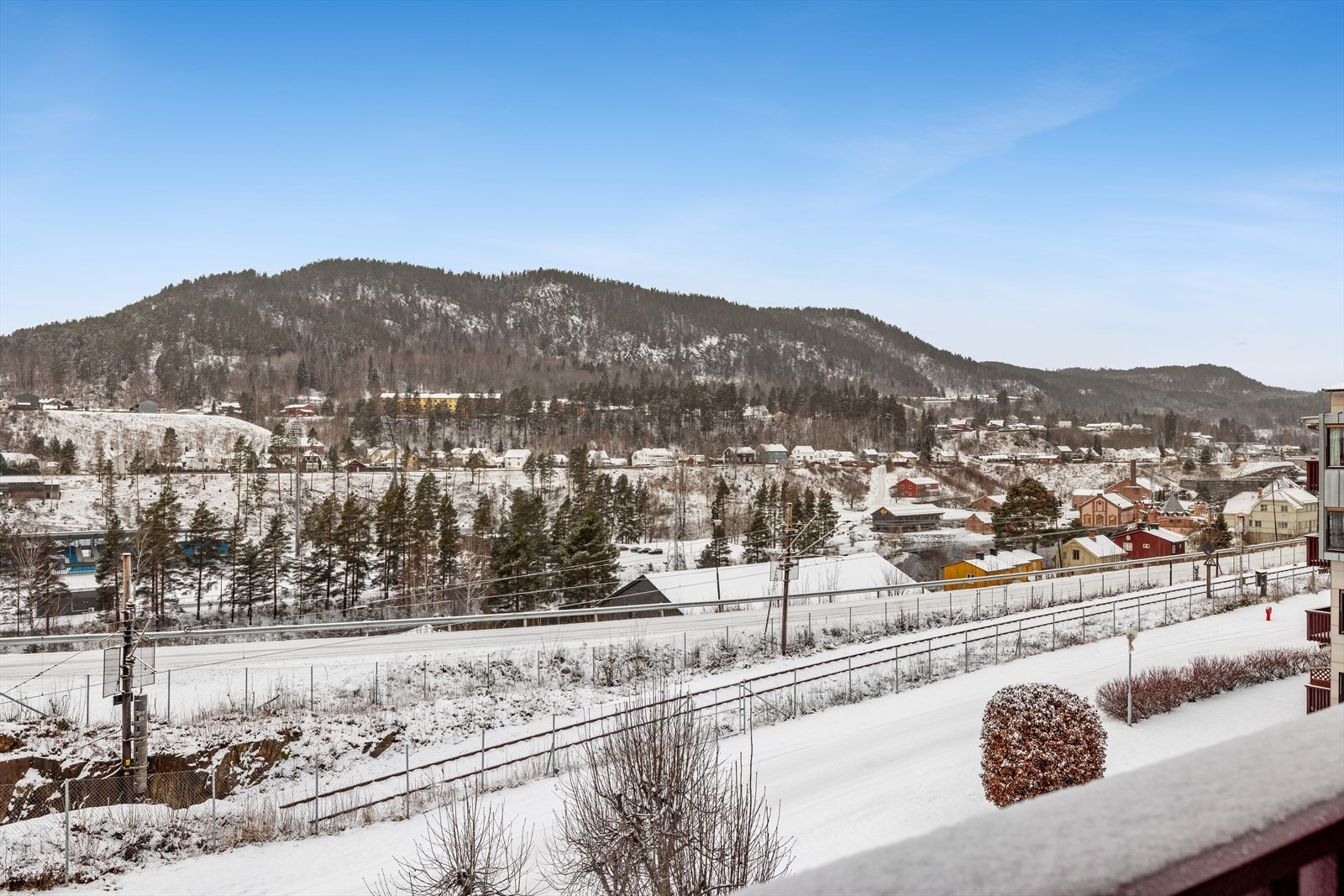 Luftig utsikt mot nærområdet og flott naturlandskap. Galleribilde