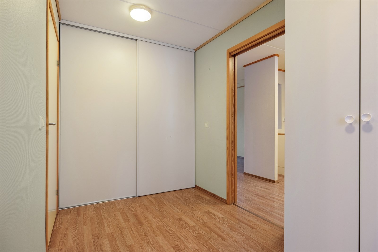 Velkommen inn! Lys entré med god innebygget skyvedørsgarderobe. Galleribilde