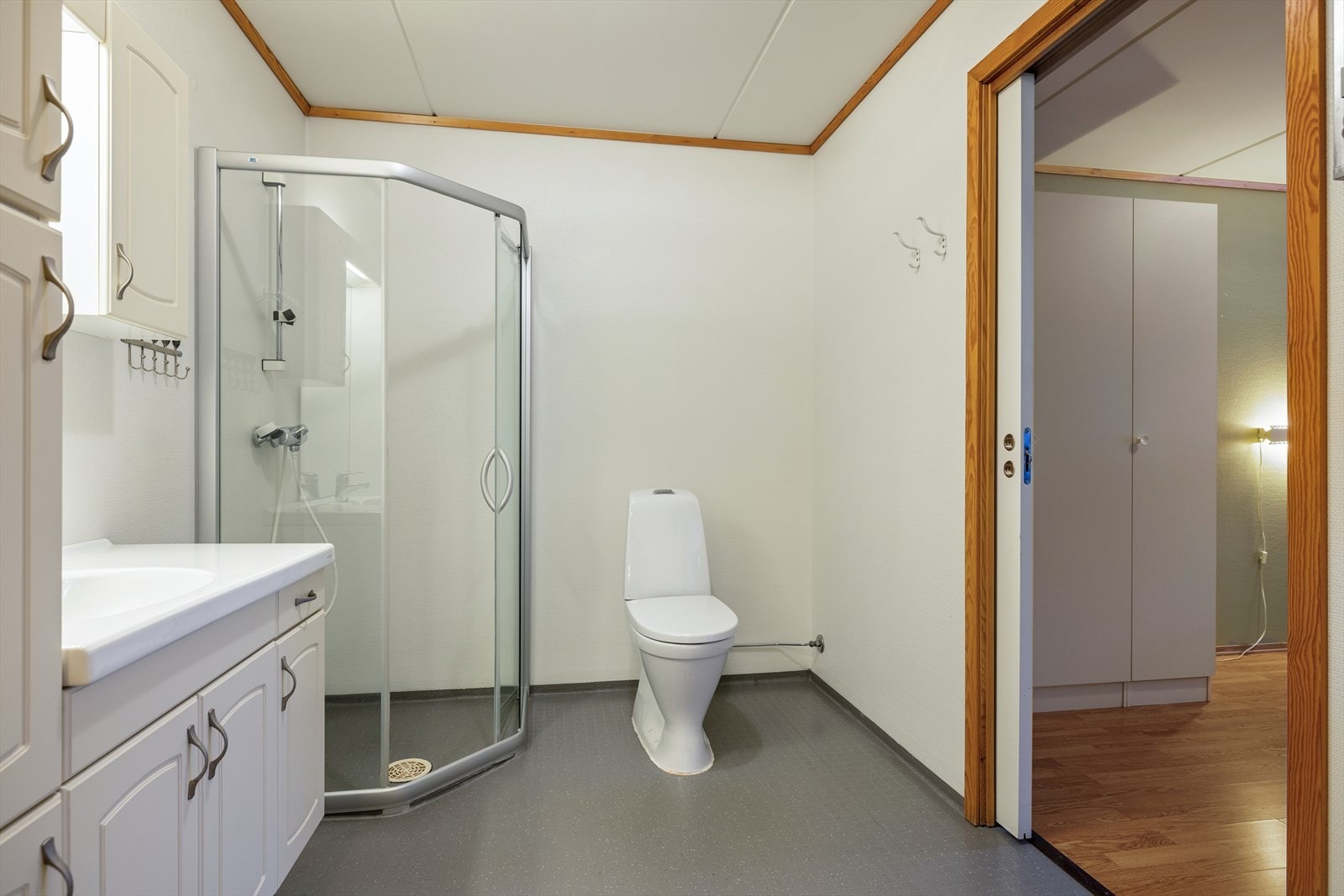 Badet er for øvrig utstyrt med dusjhjørne, gulvstående toalett og opplegg for vaskemaskin. Galleribilde