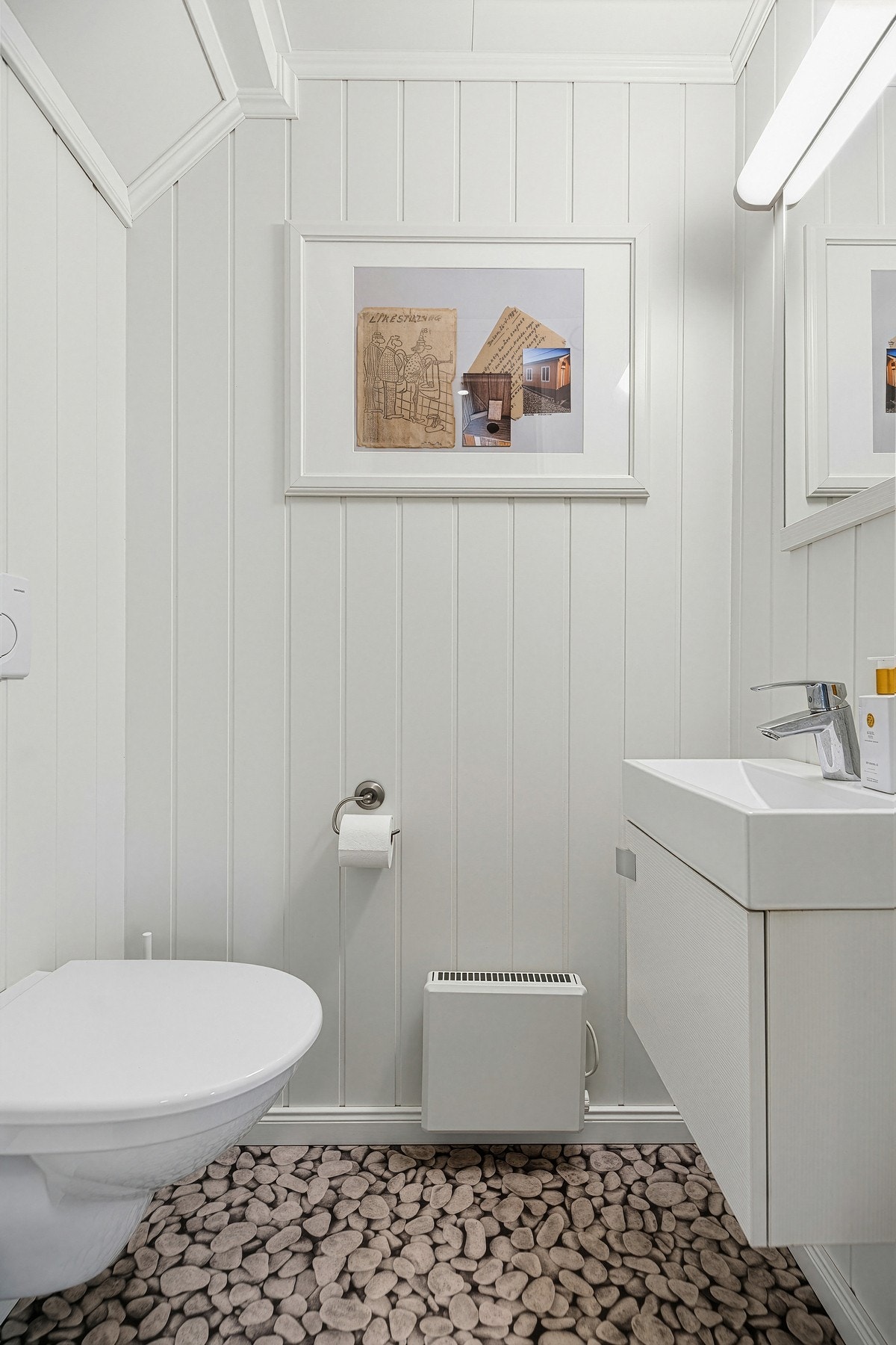 Praktisk gjestetoalett i gangen vis-a-vis vaskerommet Galleribilde