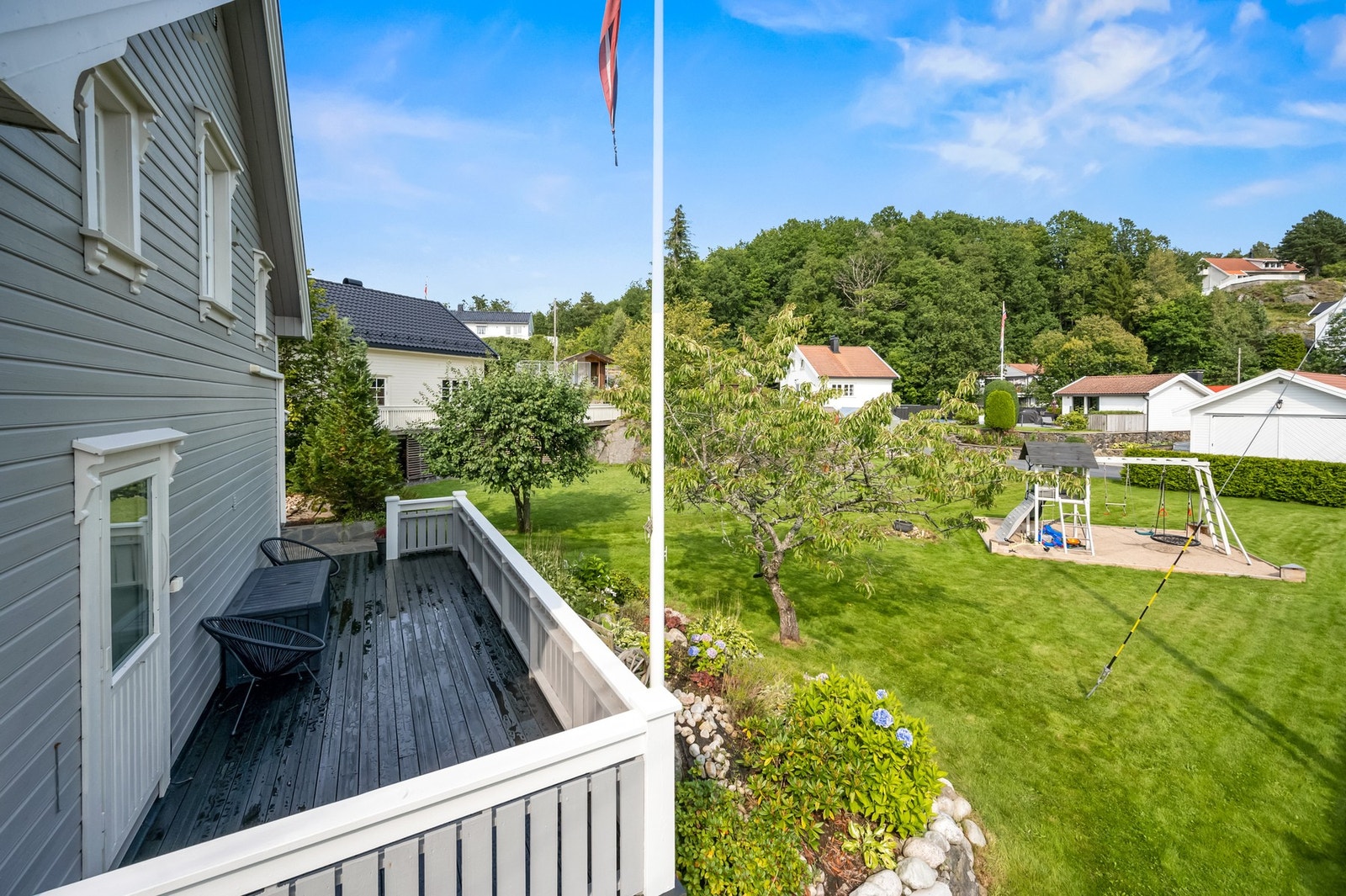 Hage med gode solforhold og god plass til utemøbler Galleribilde
