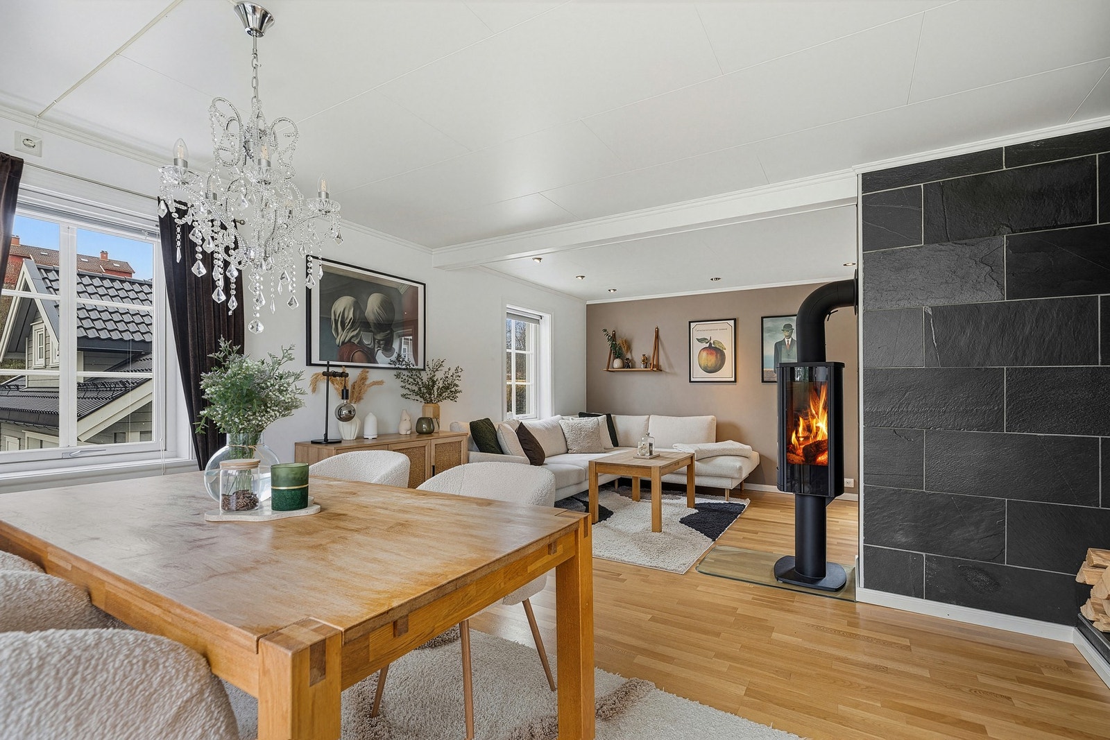 Utformingen gir naturlig plassering for tv-stue og spisebord Galleribilde