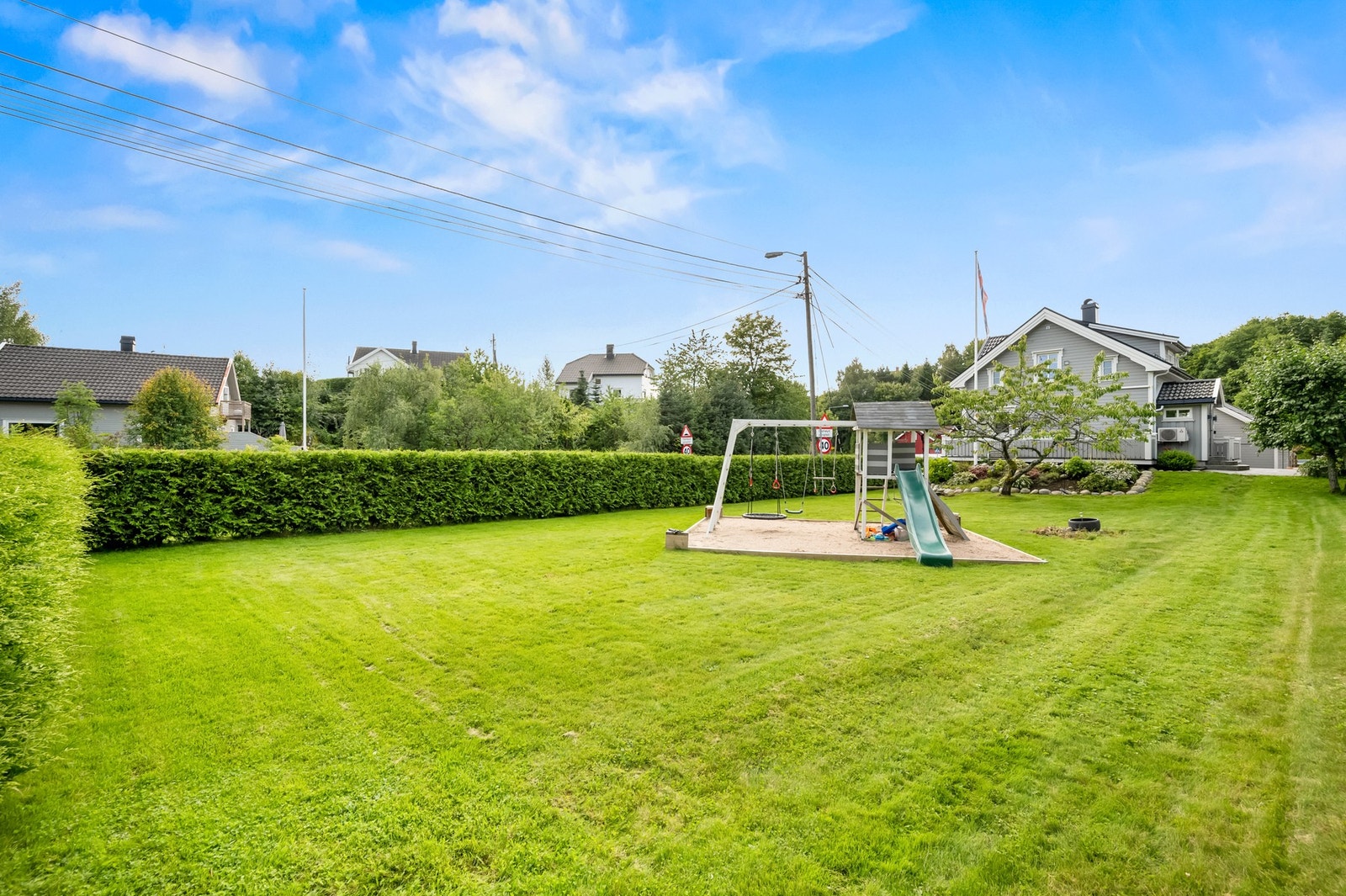 Eiendommen har en romslig hage med god plass til både ballspill og trampoline, samt egen lekeplass! Galleribilde