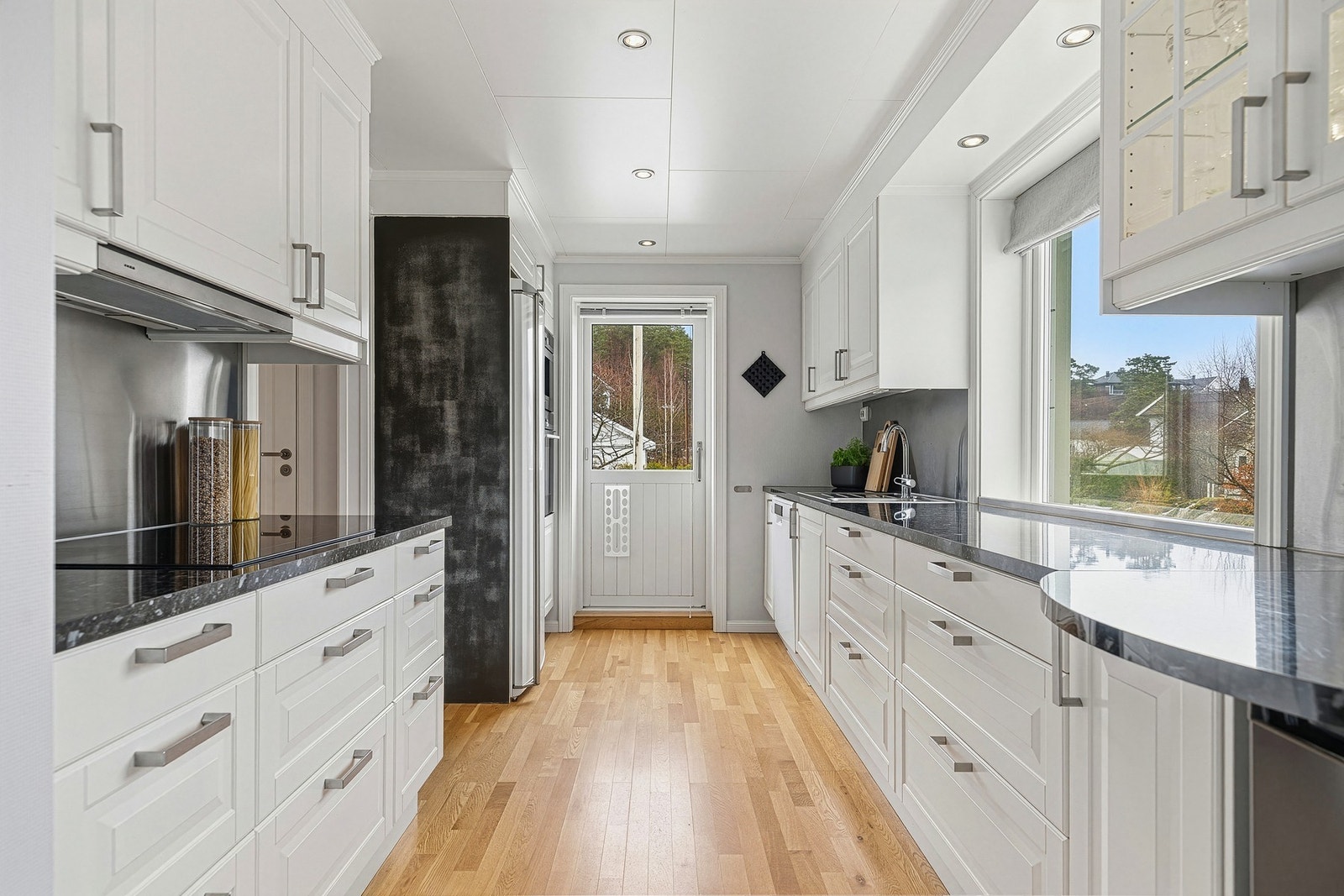 Pent kjøkken med svært god skuffeplass i innredningen og rikelig med benkeplass Galleribilde