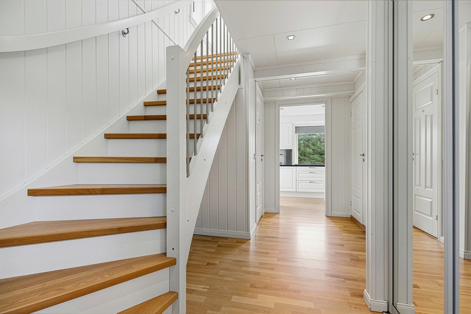 I gangen er det skyvedørsgarderobe med speilfronter Galleribilde