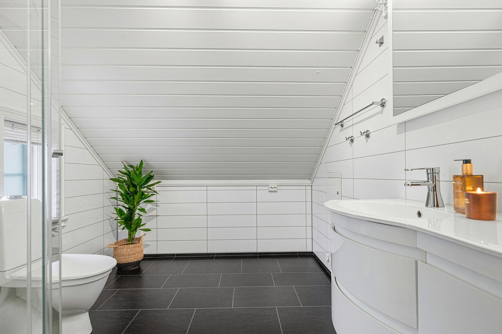 Pent bad i andre etasje med varmekabler i gulvet Galleribilde