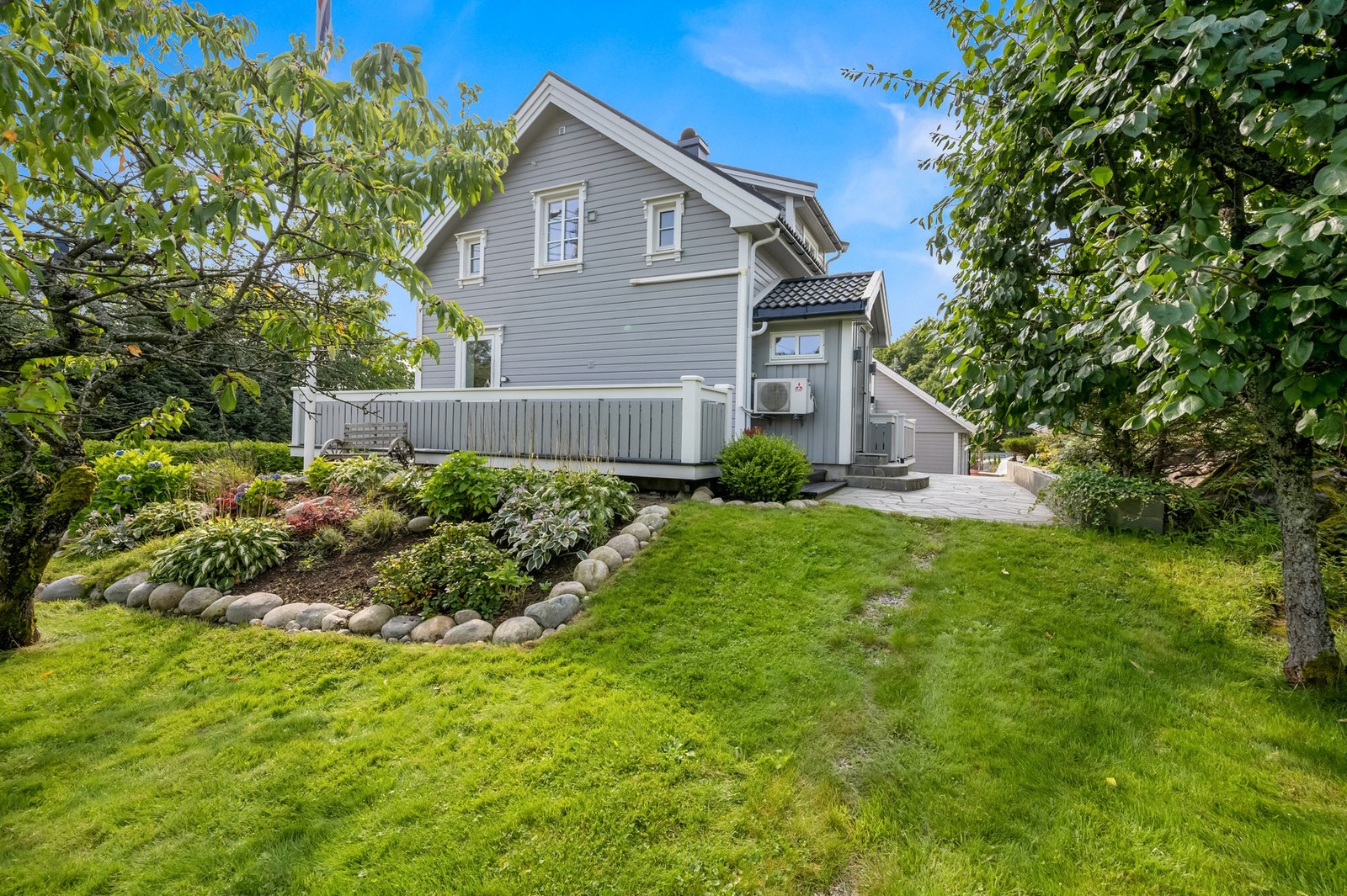 Eiendommen har en velstelt hage med flott beplantning og gode uteplasser Galleribilde