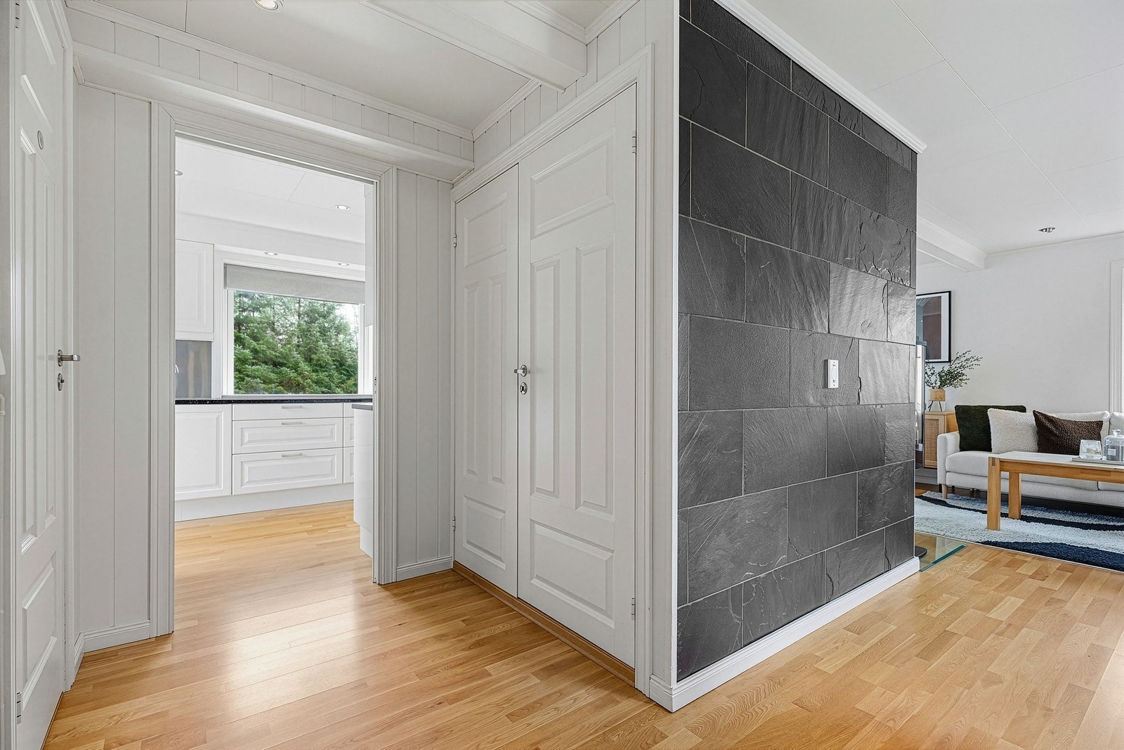 I gangen mellom rommene er det doble dører til et "skjult" vaskerom! Galleribilde