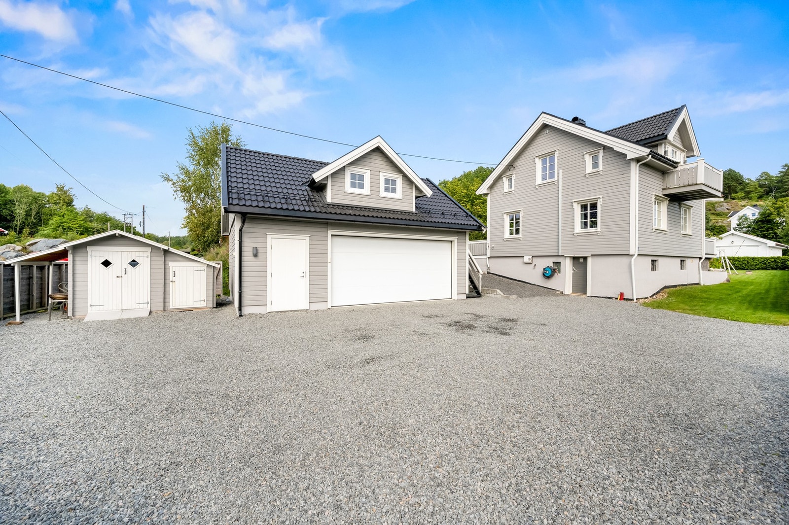 Her følger det også med en hageredskapsbod og vedbod som gir god lagringsplass Galleribilde