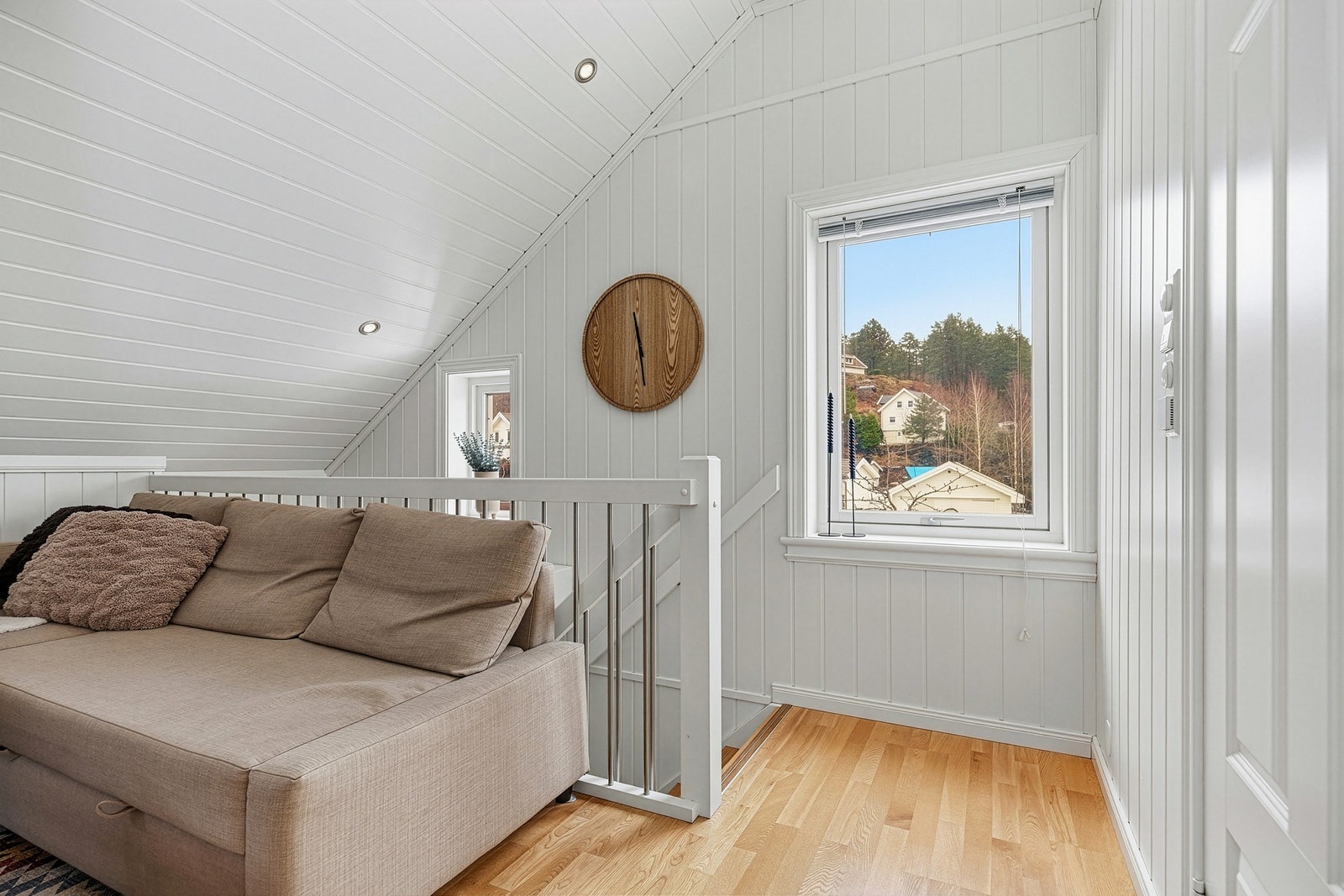 Opp trappen til andre etasje får du en loftstue med åpen himling, bad og to soverom Galleribilde