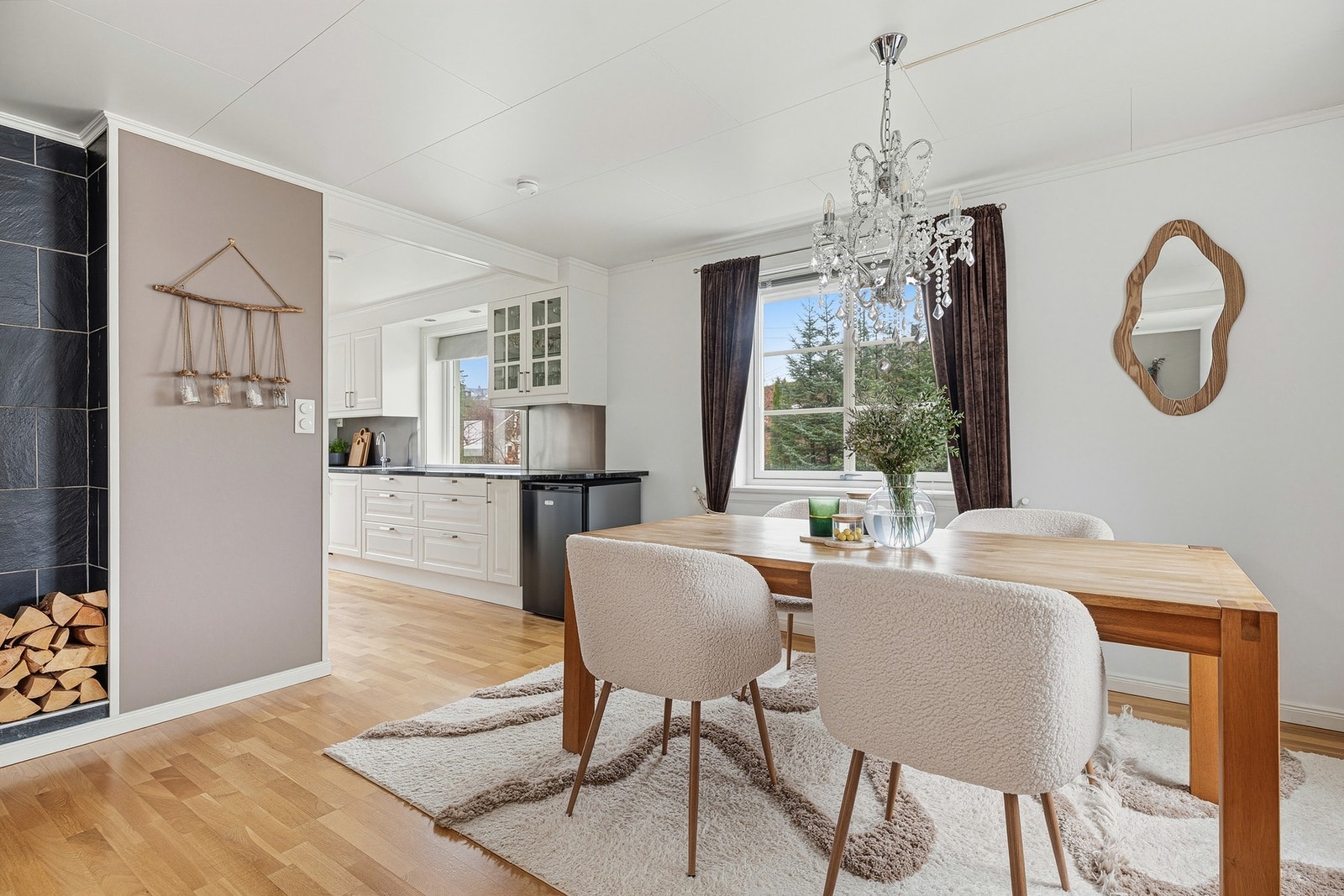 Ved spisestuen er det åpen løsning mot kjøkkenet Galleribilde