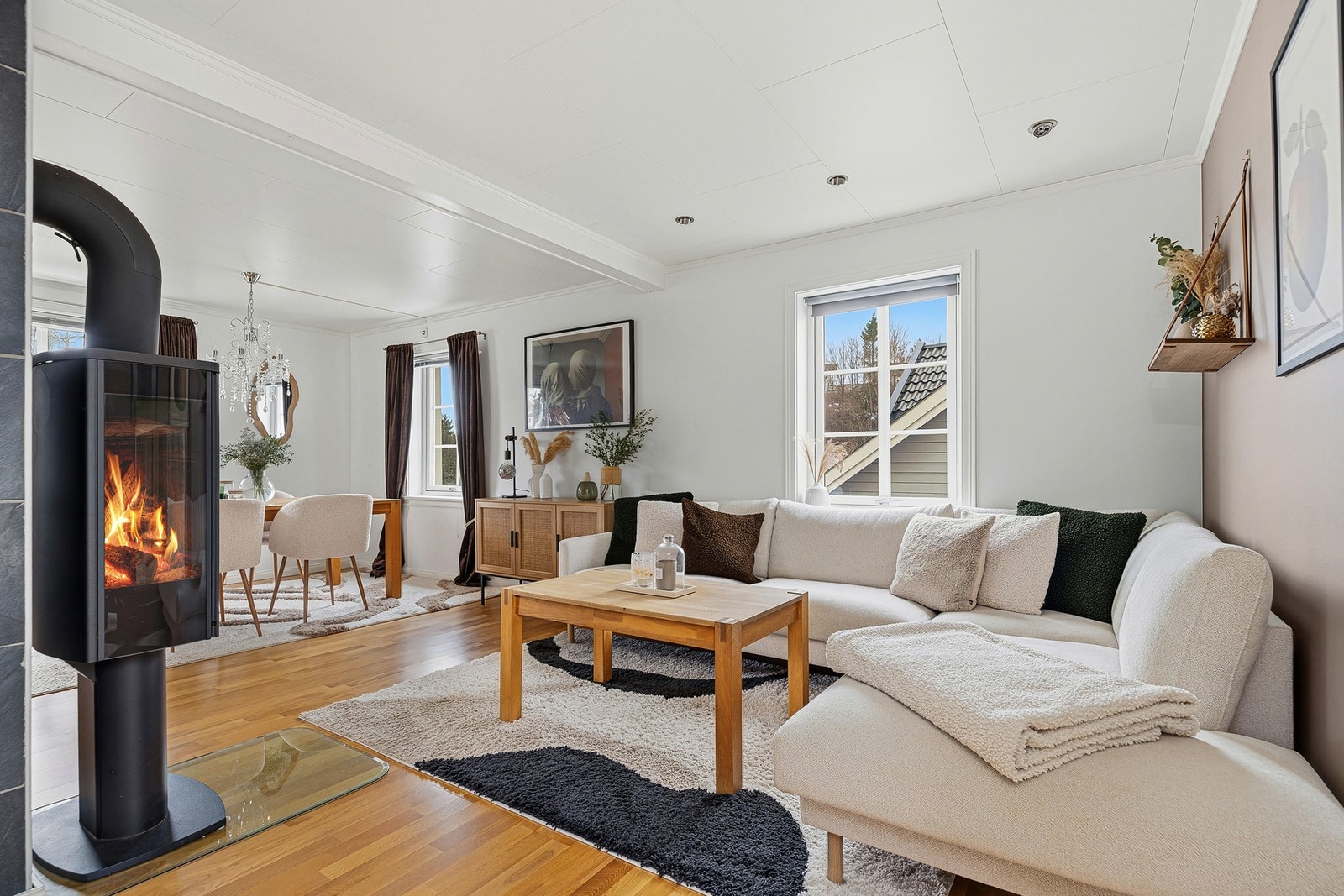 Lys og flott stue med gjennomgående lys Galleribilde