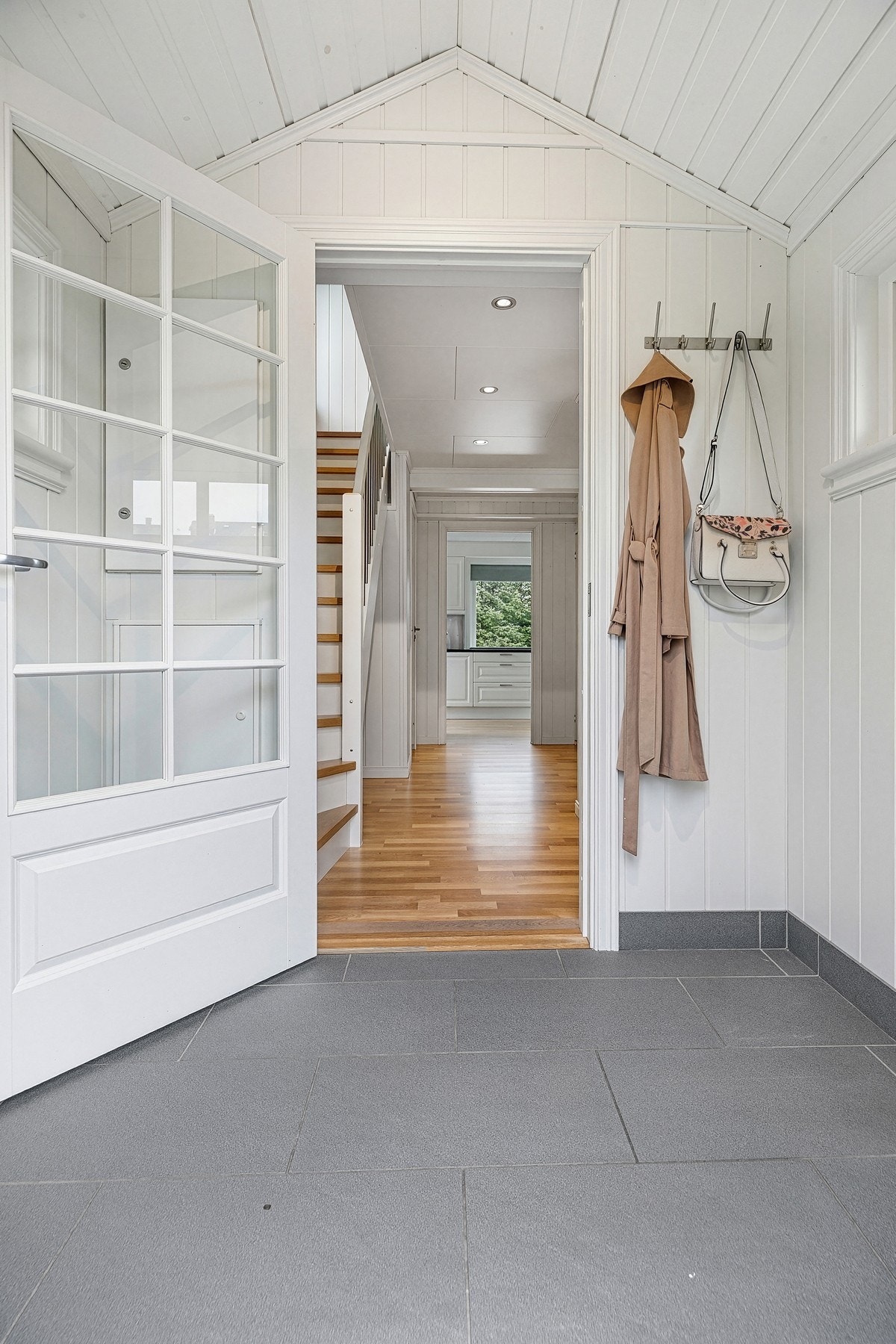 Pent inngangsparti i første etasje med flislagt gulv med varmekabler Galleribilde