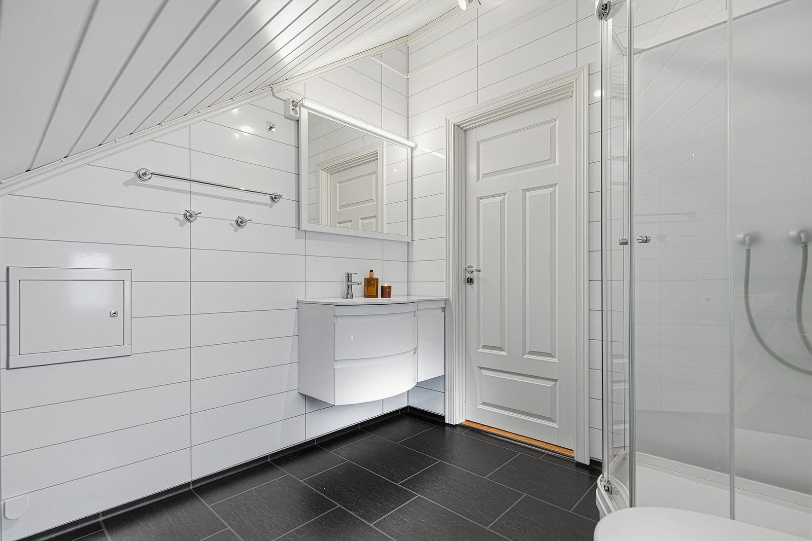 Her er det belegg på gulv og plater på vegg. Det er montert dusjkabinett Galleribilde