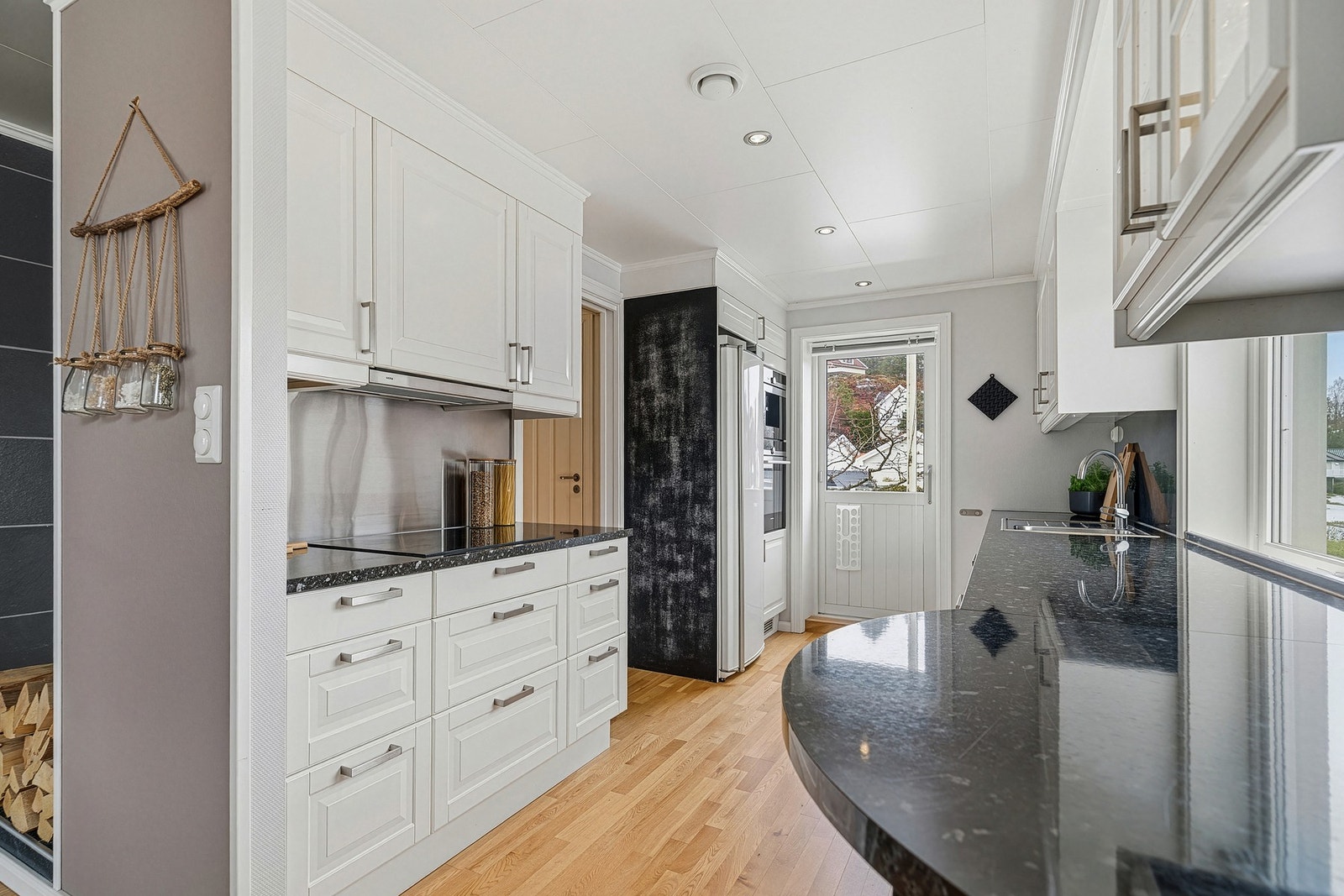 Det er integrert kaffemaskin, stekeovn og koketopp, i tillegg til kjøleskap og oppvaskmaskin som også medfølger Galleribilde