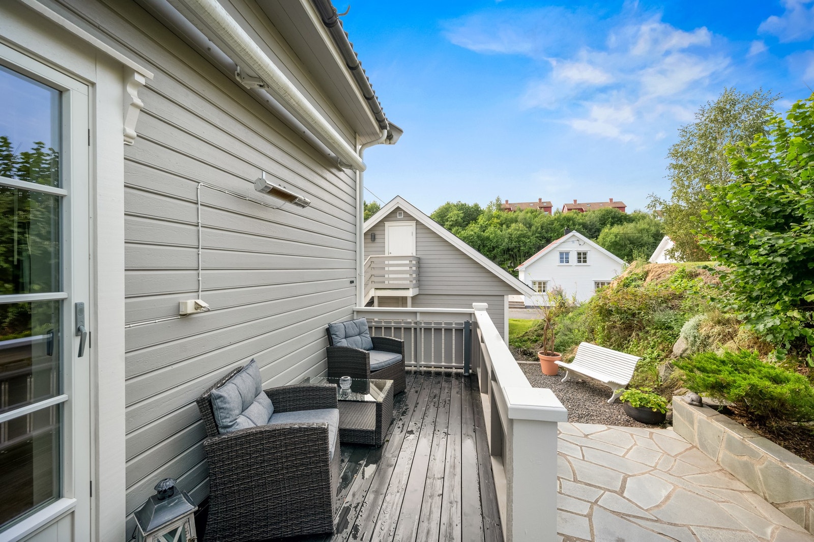 Kveldssol på nordvestlig-vendt terrasse. For de sene sommerkveldene følger det med varmelampe og elektrisk markise til terrassen Galleribilde