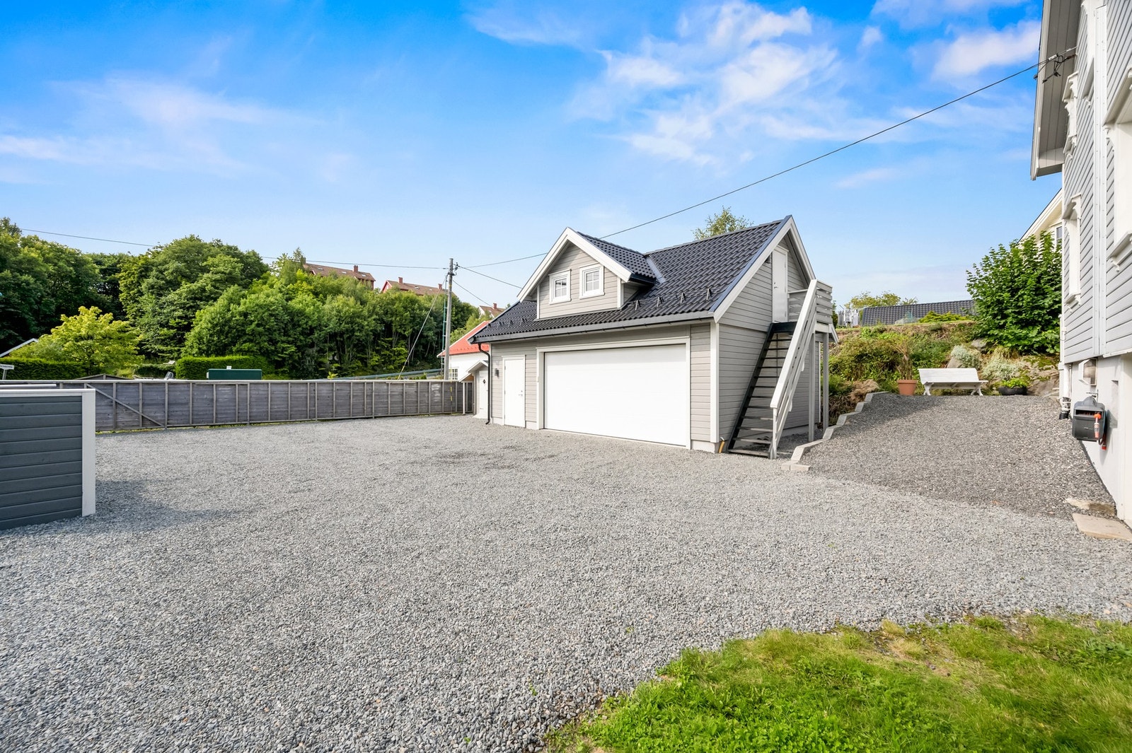 Stor innkjørsel med plass til mange biler og dobbeltgarasje fra 2018. Elbil-lader medfølger. Galleribilde