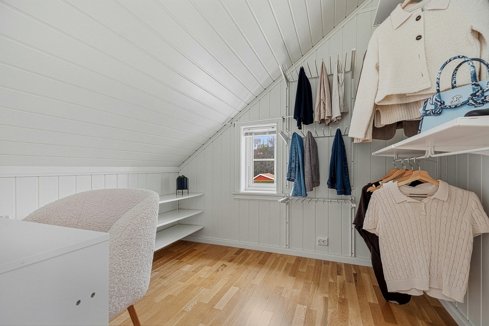 Stort walk-in-closet med plass til sminkebord og lignende Galleribilde