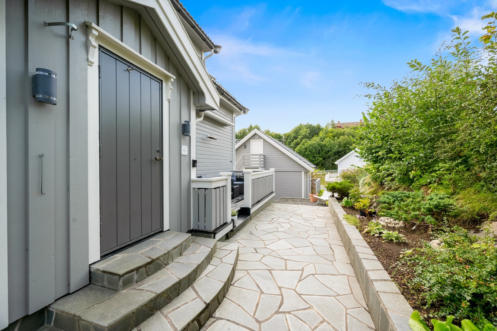 Inngangsparti på baksiden av huset Galleribilde