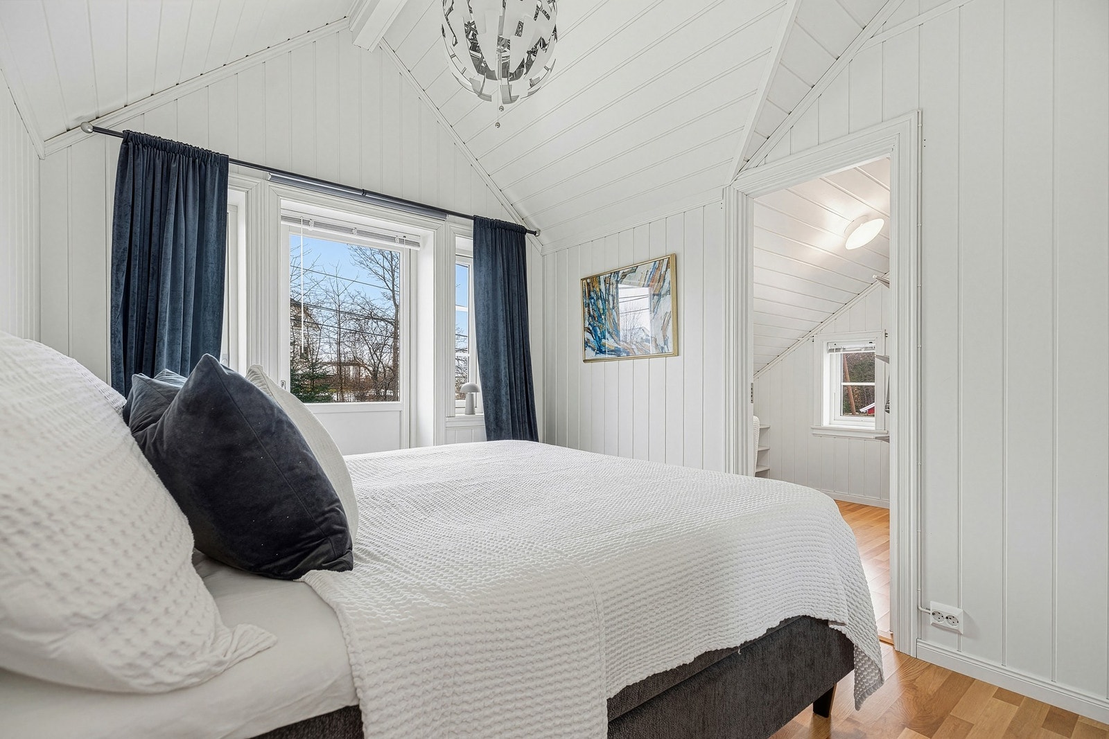 Flott hovedsoverom med herlig takhøyde Galleribilde