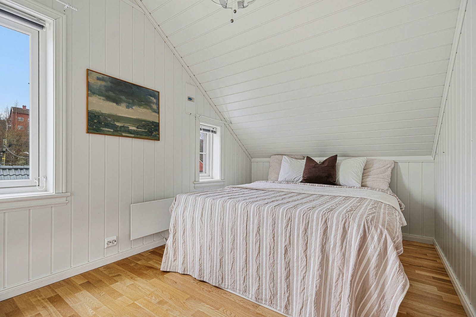 Fint soverom med god plassering til dobbeltseng under skråtak og plass til hjemmekontor/skrivebord i den andre enden Galleribilde