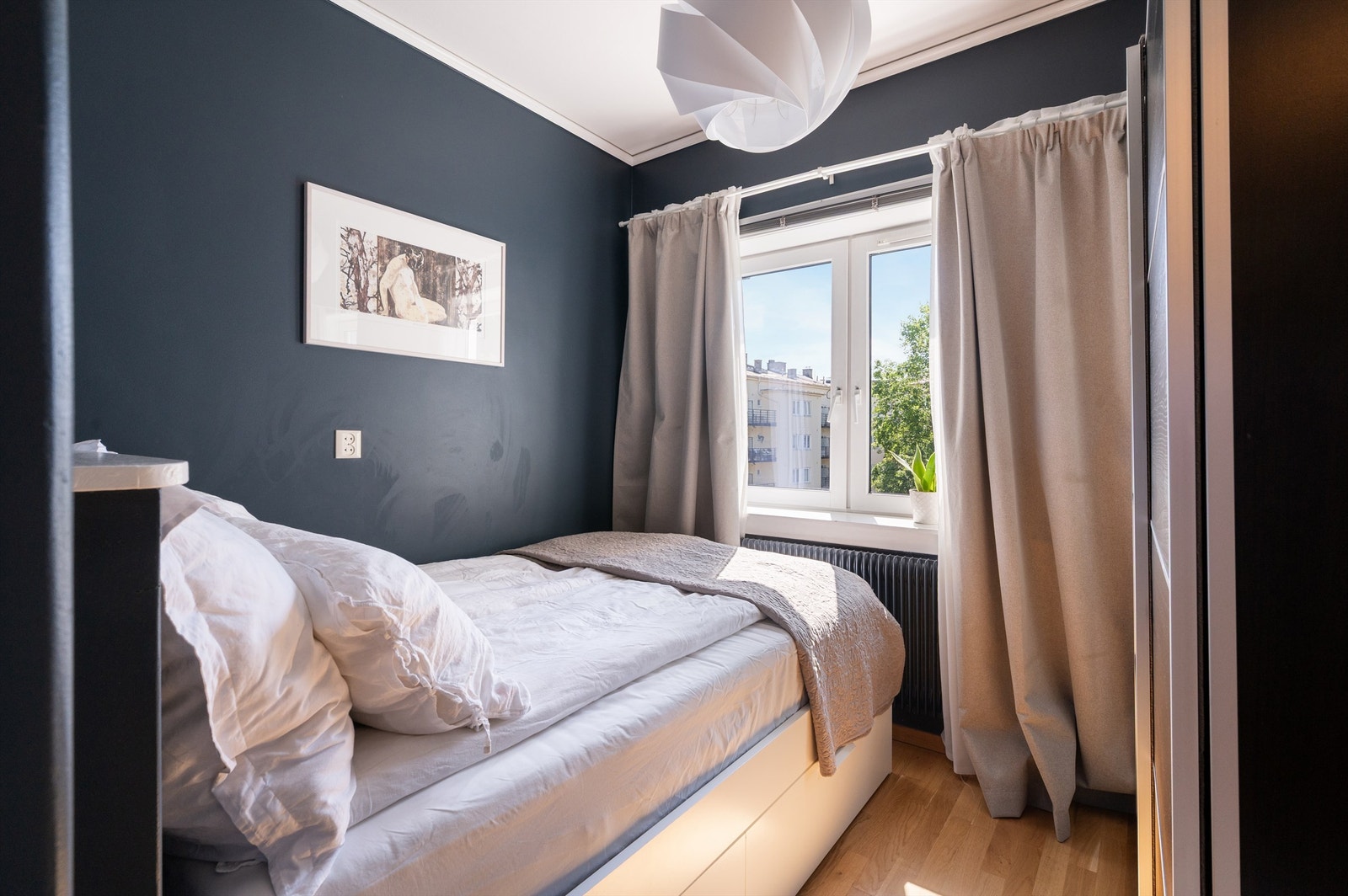 Hyggelig soverom, med plass til dobbeltseng, og skap. Galleribilde