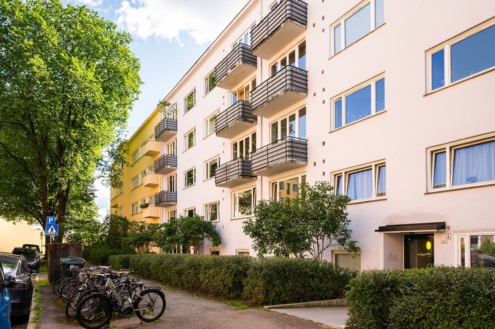 Inngangsparti mot gaten Galleribilde