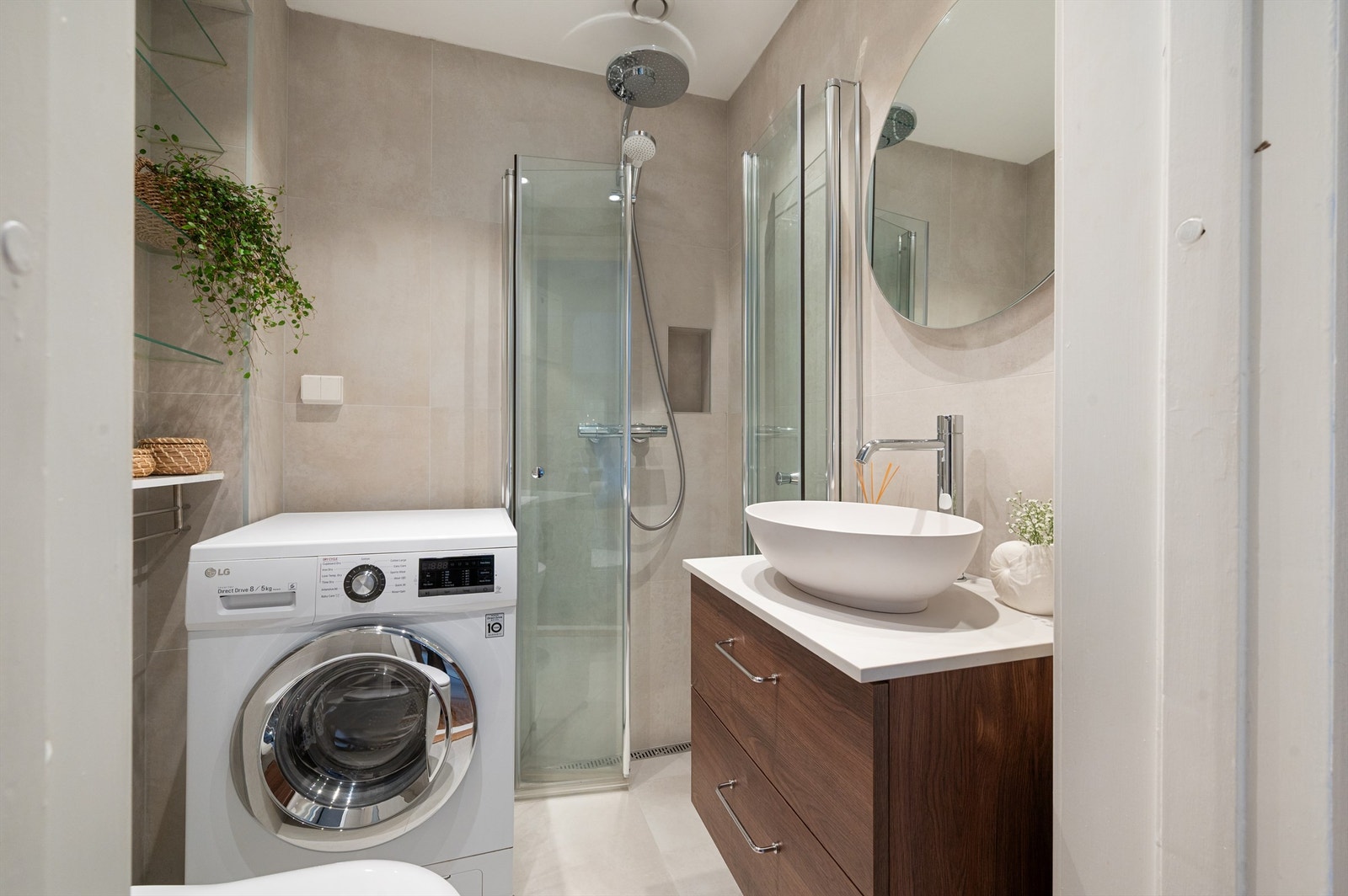 Praktiske, innebygde glasshyller gir smart oppbevaringsplass og et rent, helhetlig uttrykk. Galleribilde